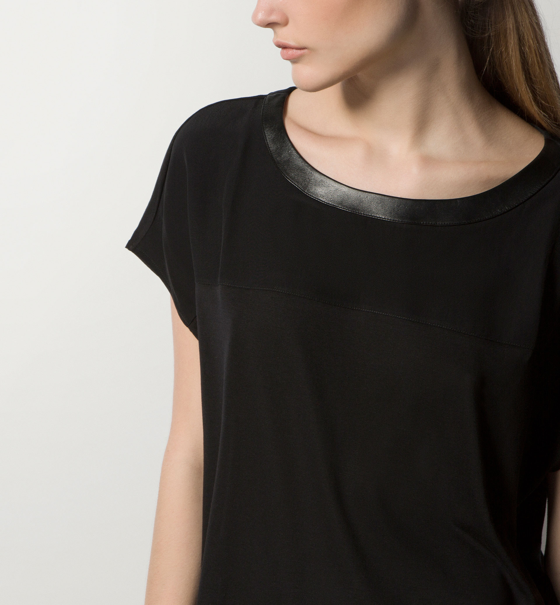 SHIRT MIT LEDERAUSSCHNITT