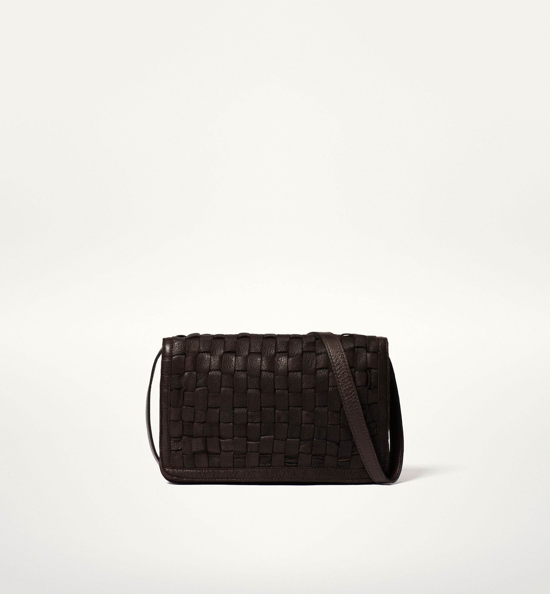 VERWASCHENE UMSCHLAGTASCHE MIT FLECHTMUSTER