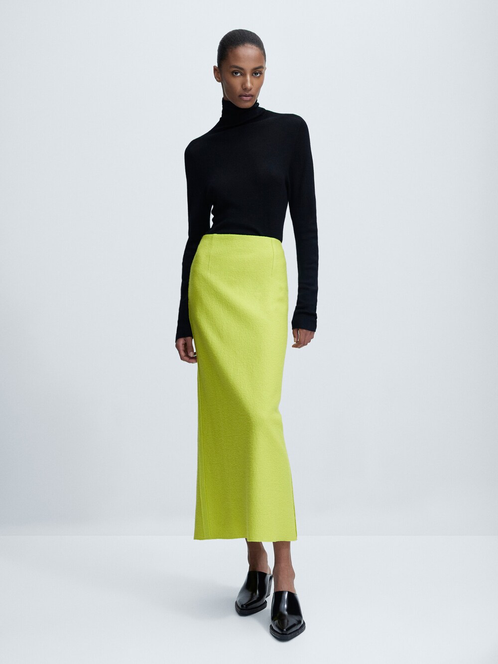 Massimo Dutti Long Wool maxi skirt in a chartreuse colour. It is made of 100% wool, has a column shape and a Zip fastening at the back. It has two darts at the waist and a slit at the back for movement. 

Back vent