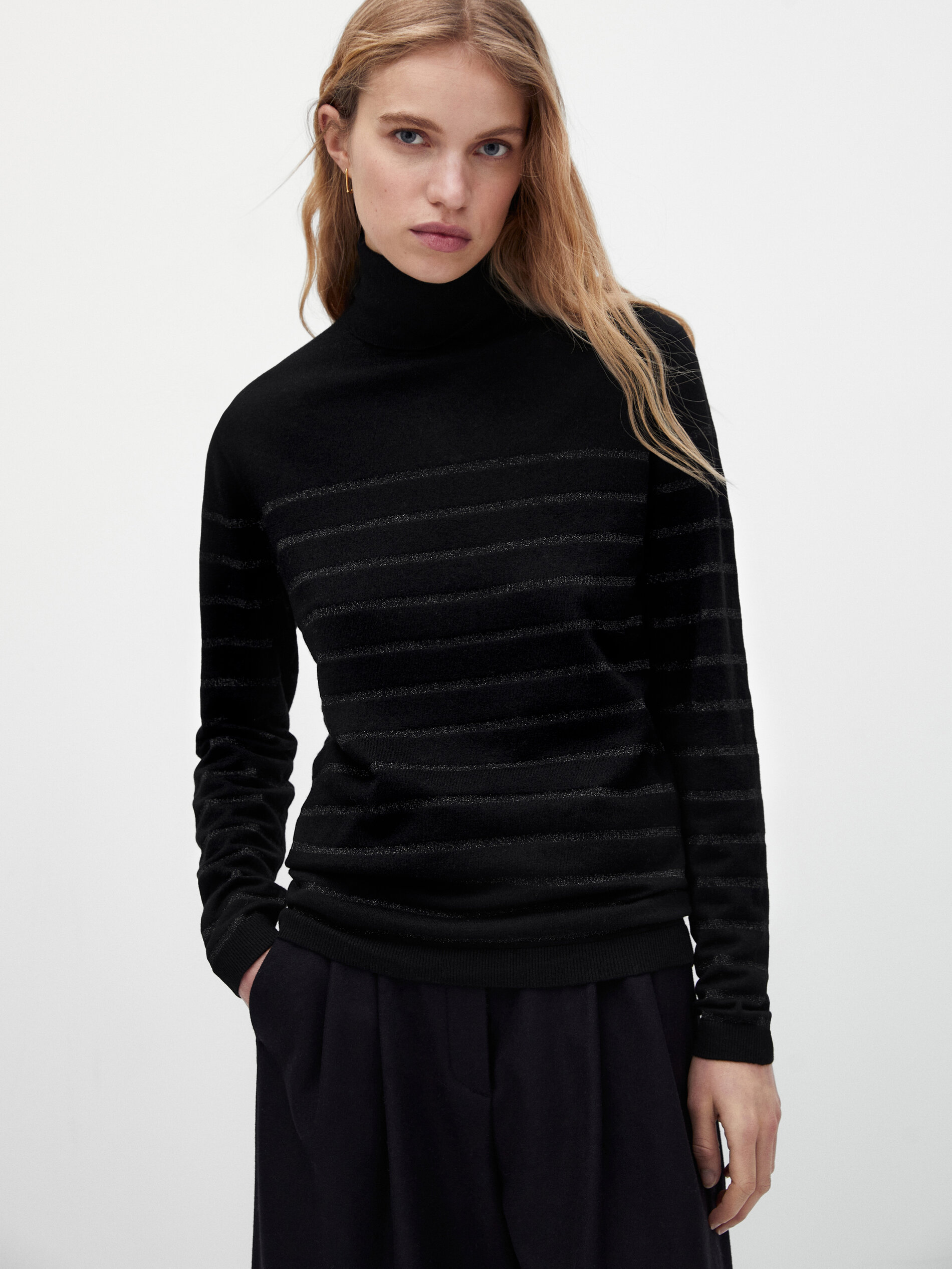 Turtleneck sweater with metallic thread 
