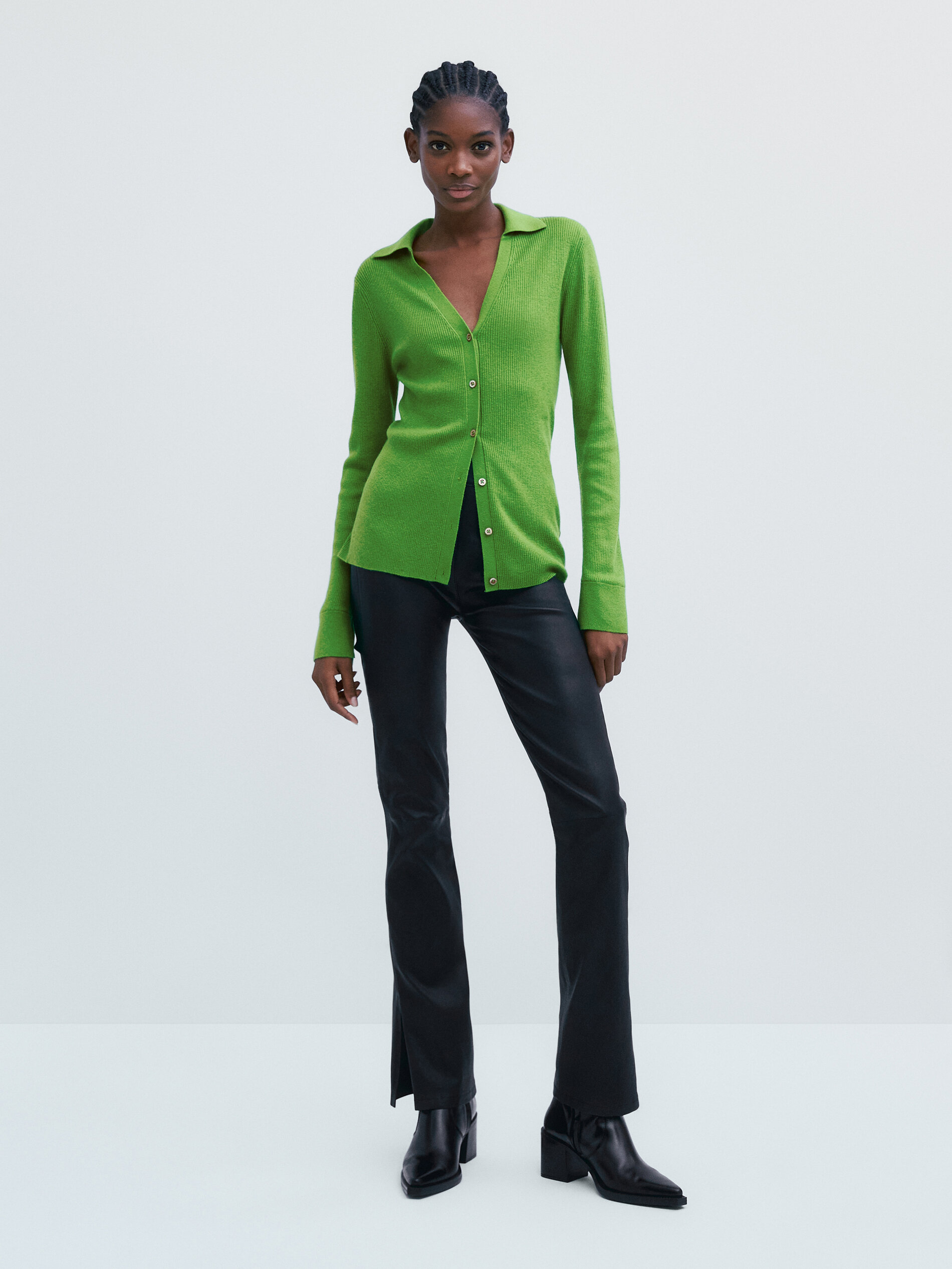 Ribbed V-neck sweater with buttons 
