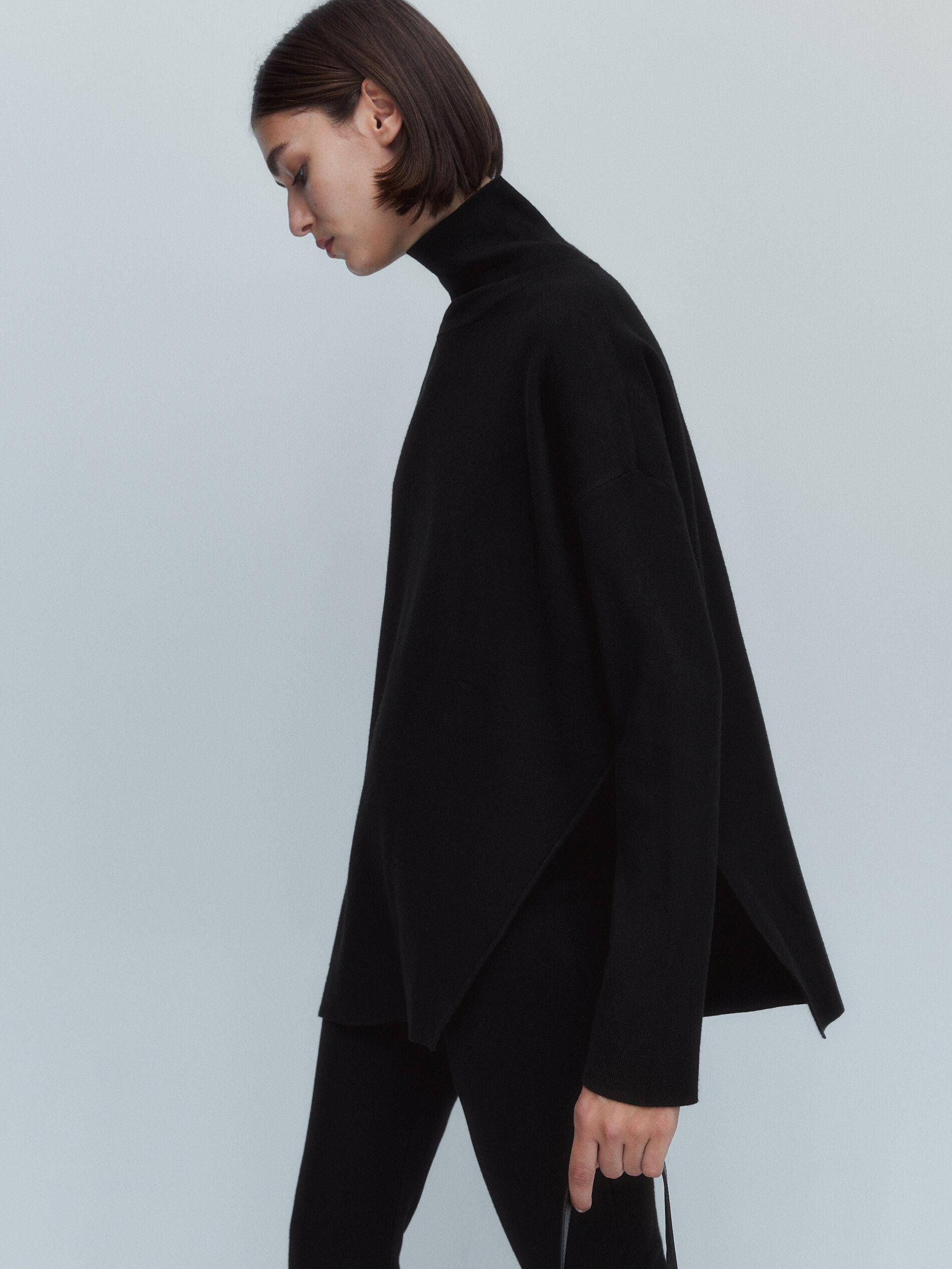 Cape sweater with asymmetric hem 