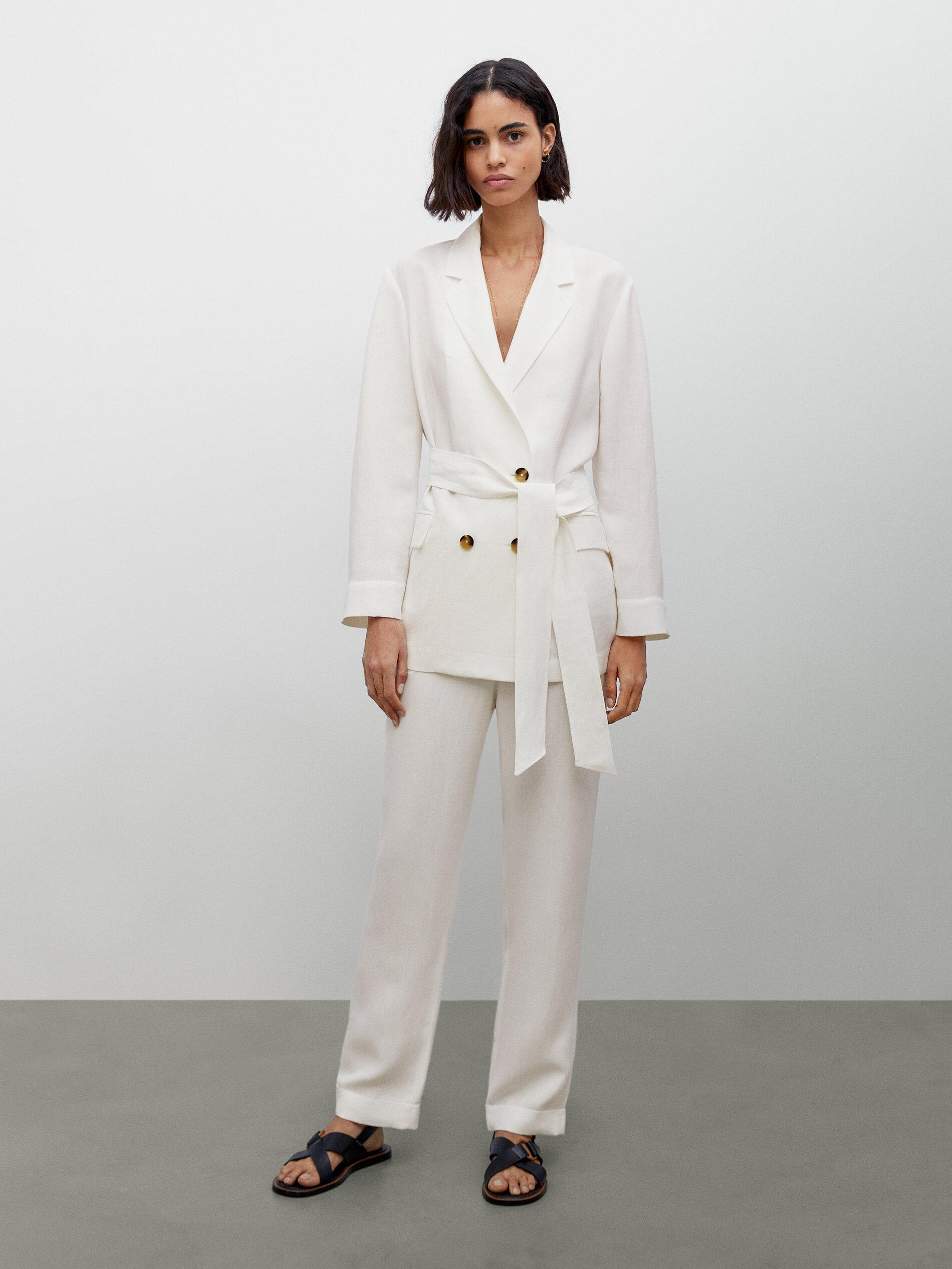 Bijeli blejzer na vezanje