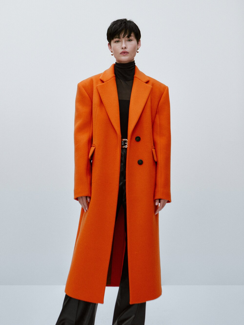 This Massimo Dutti orange long wool coat, is a reinvention of the classic overcoat in a dopamine inducing bright colour that will brighten all your autumn/winter days. It has a Button fastening, Two flap pockets, a Back vent and is Lined.