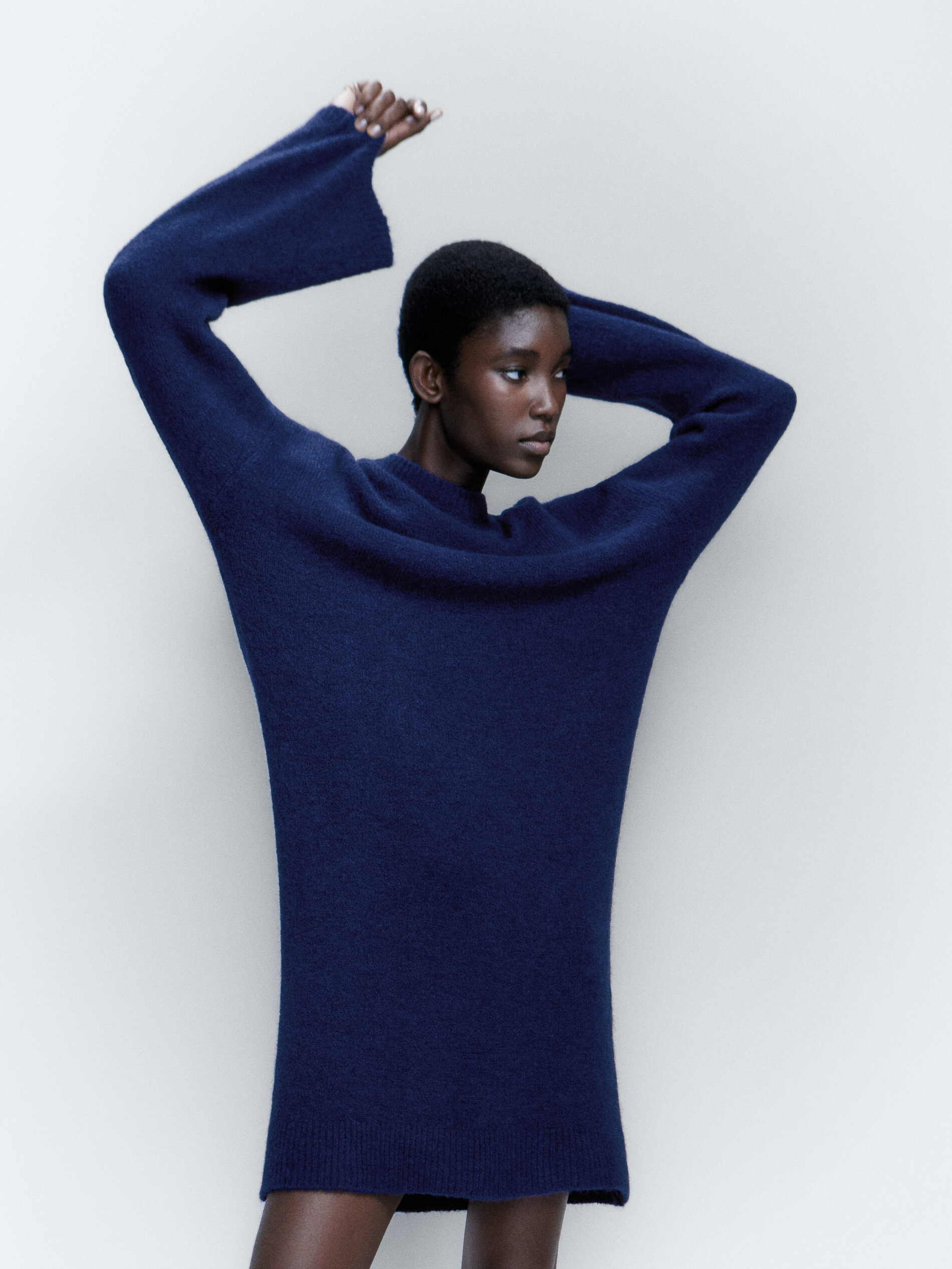 Short dress with voluminous sleeves 