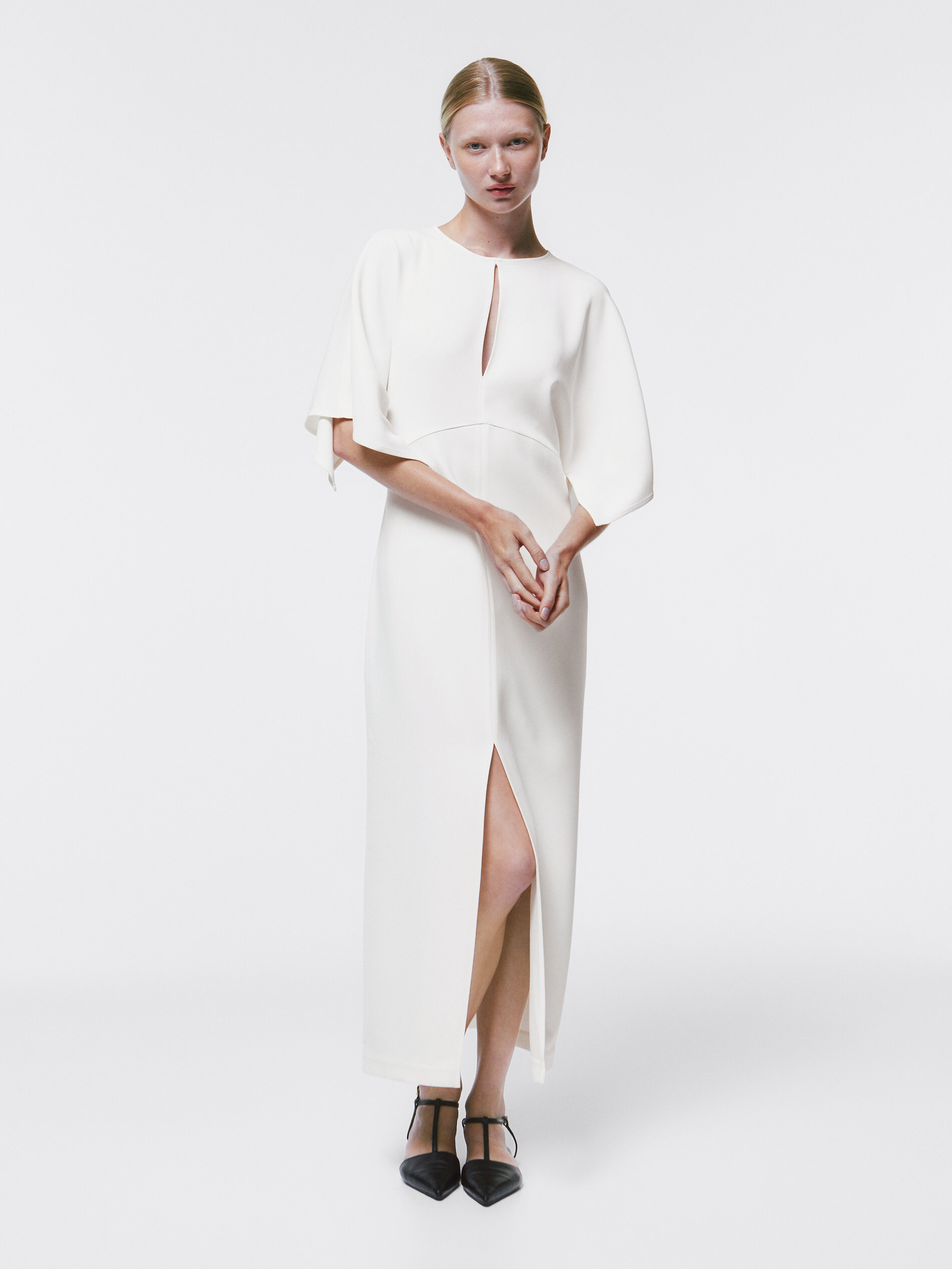 Lang kjole med dråpeformet utringning ELFENBEN