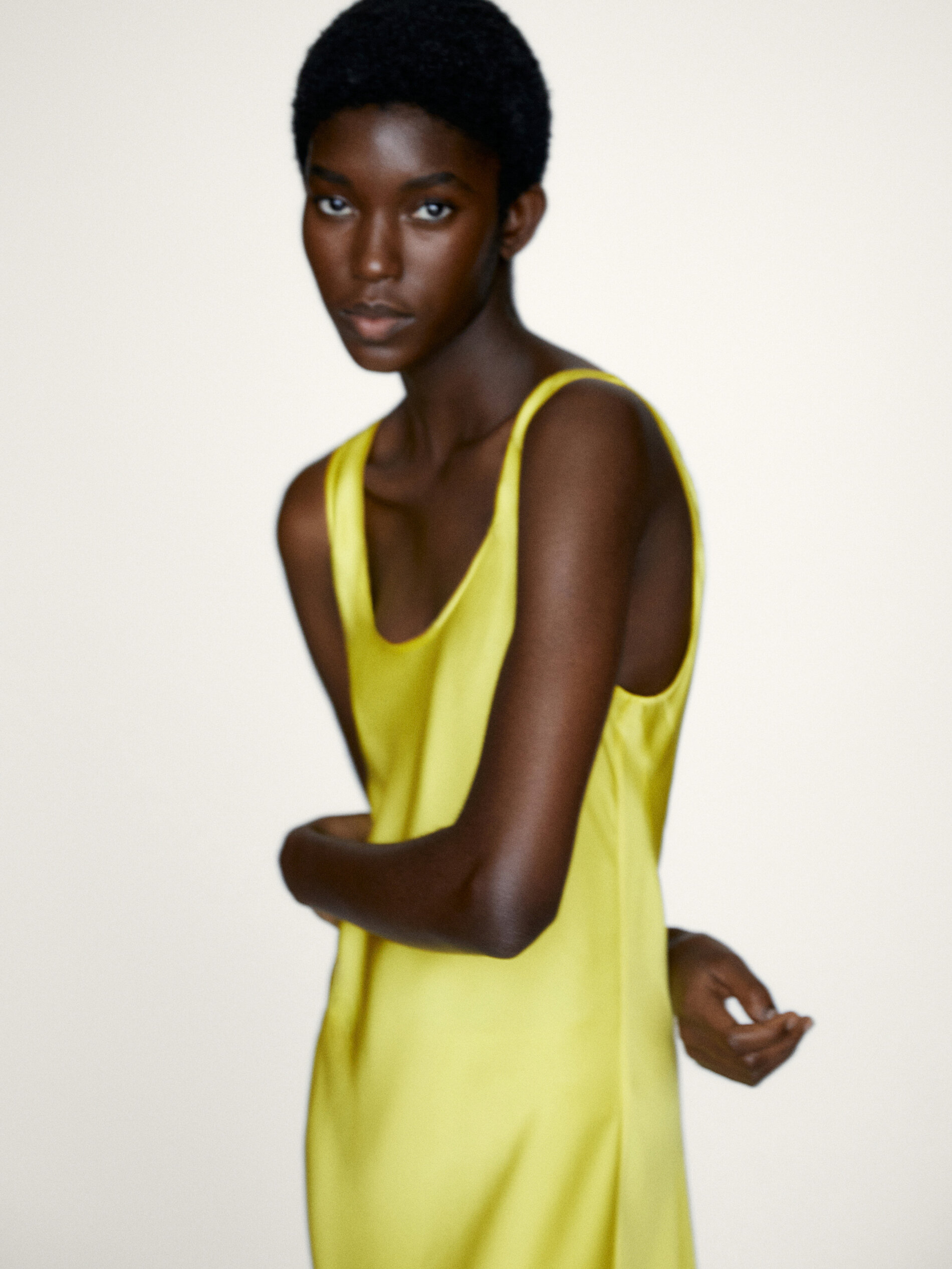 Vestido amarillo satinado - Massimo Dutti España