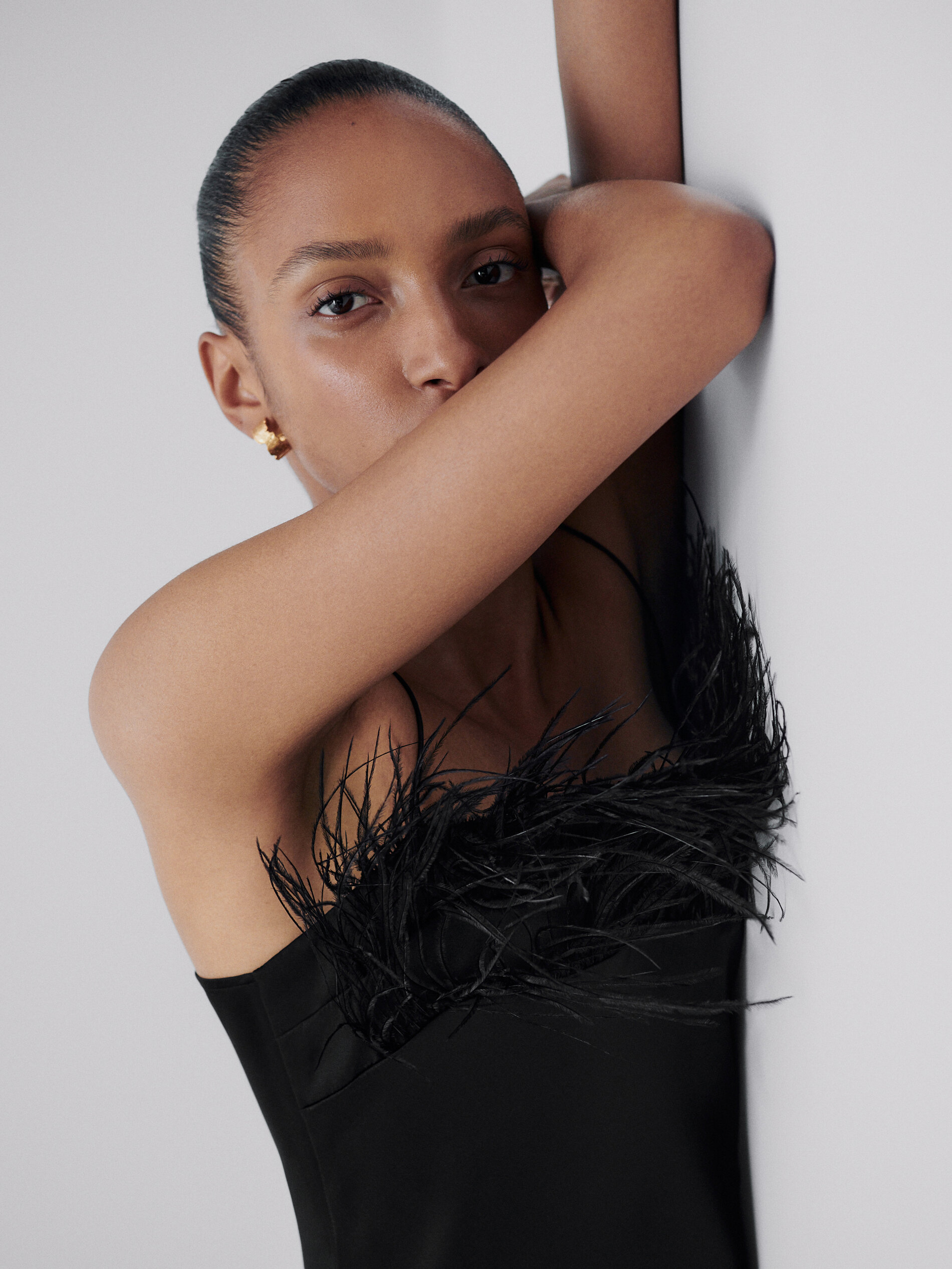 Vestido seda con detalle de plumas -Studio - Massimo Dutti España