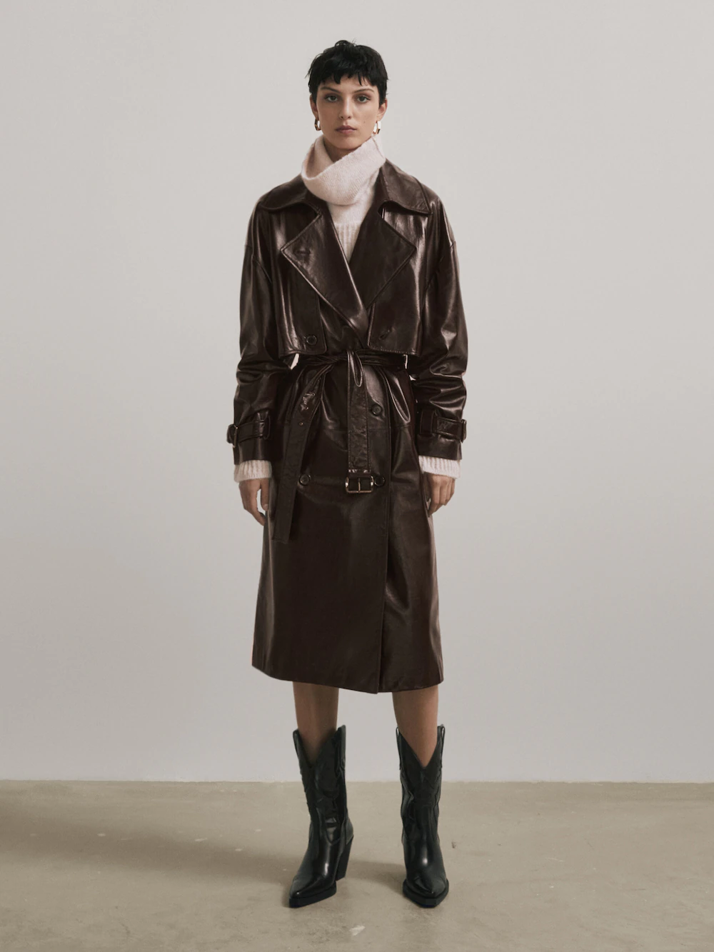 This Massimo Dutti Burgundy leather trench coat comes in a glossy leather that looks so luxe. Leather trench coats are the outerwear must have of AW22. This one has classic trench styling with a lapel collar, double breasted button fastening and tie belt. It is half lined. 