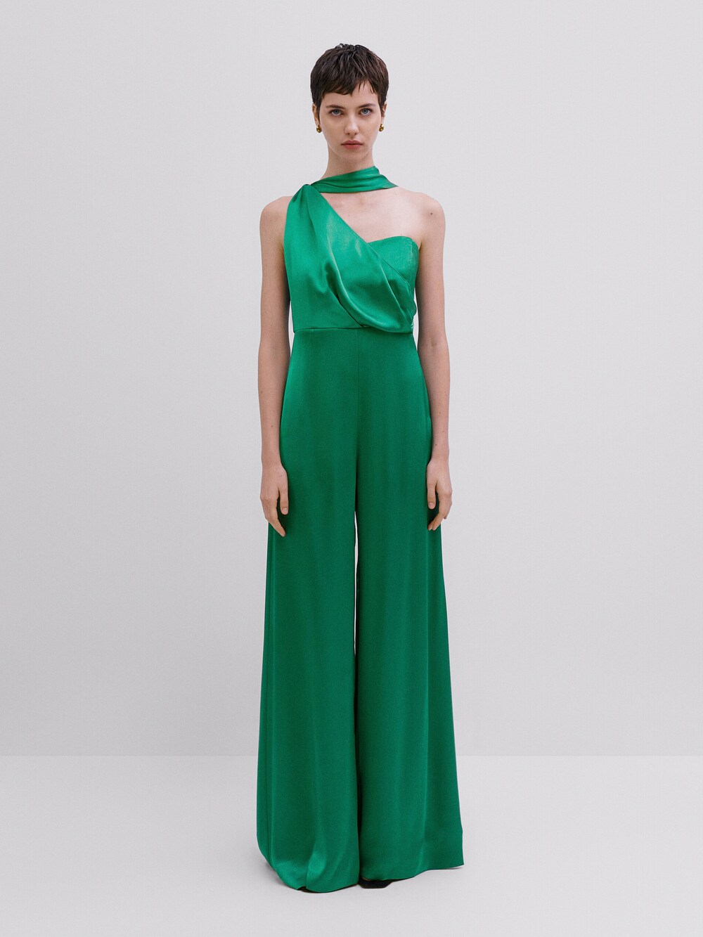 Massimo Dutti green Jumpsuit with a satin finish and exceptional drape, made of top-quality Italian fabric. The tie-style strap makes it a unique piece that offers multiple possibilities to add a different touch on each occasion.