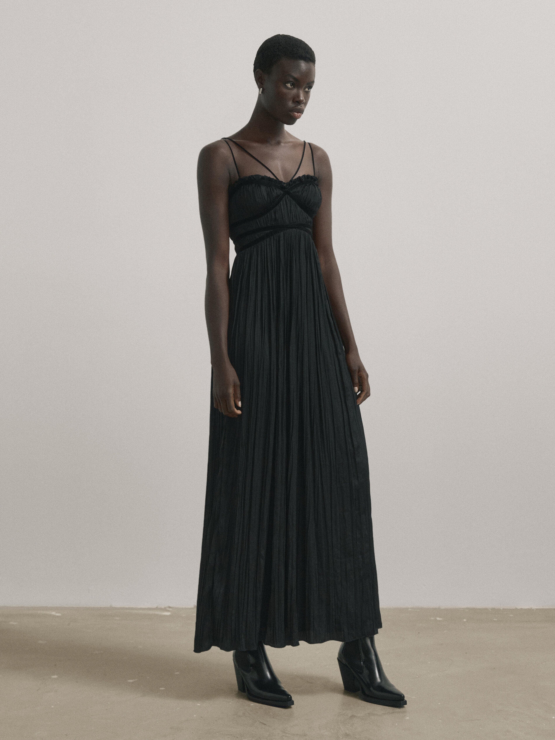 Long black pleated dress - Studio 