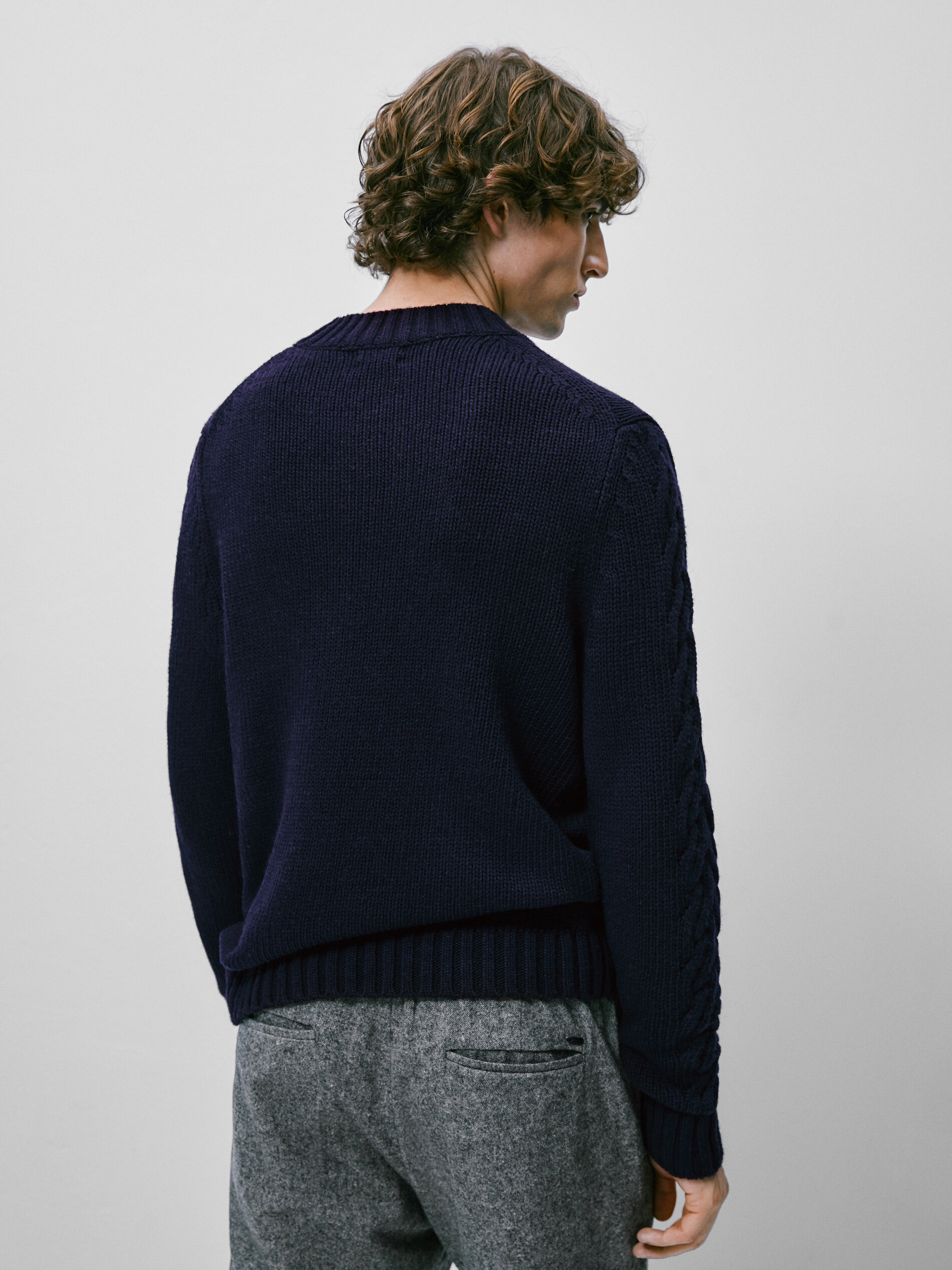 Cable knit sweater with a crew neck 