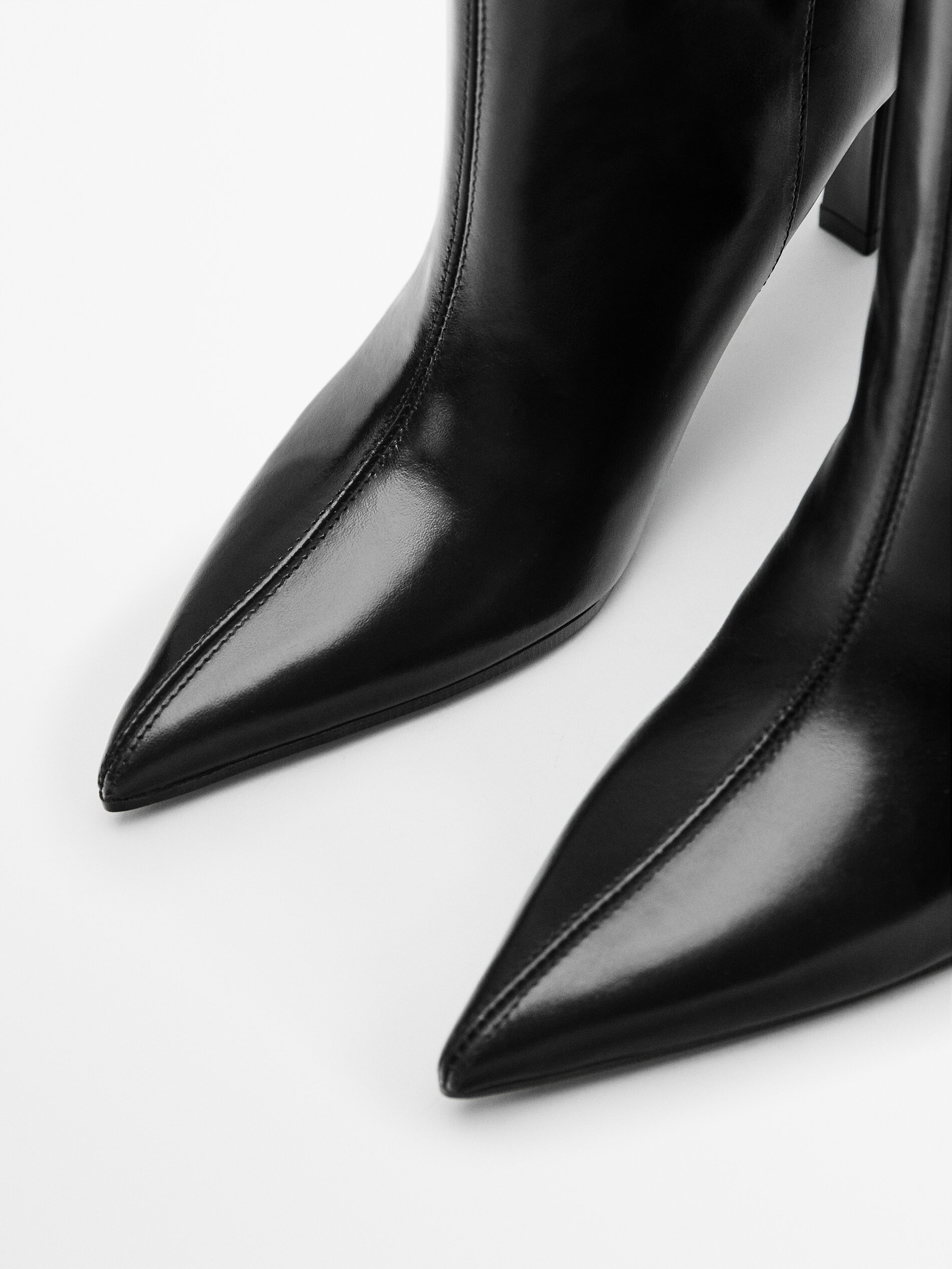 Schoenen Enkellaarsjes met hak Aanrijglaarsjes Massimo Dutti Aanrijglaarsjes zwart casual uitstraling 