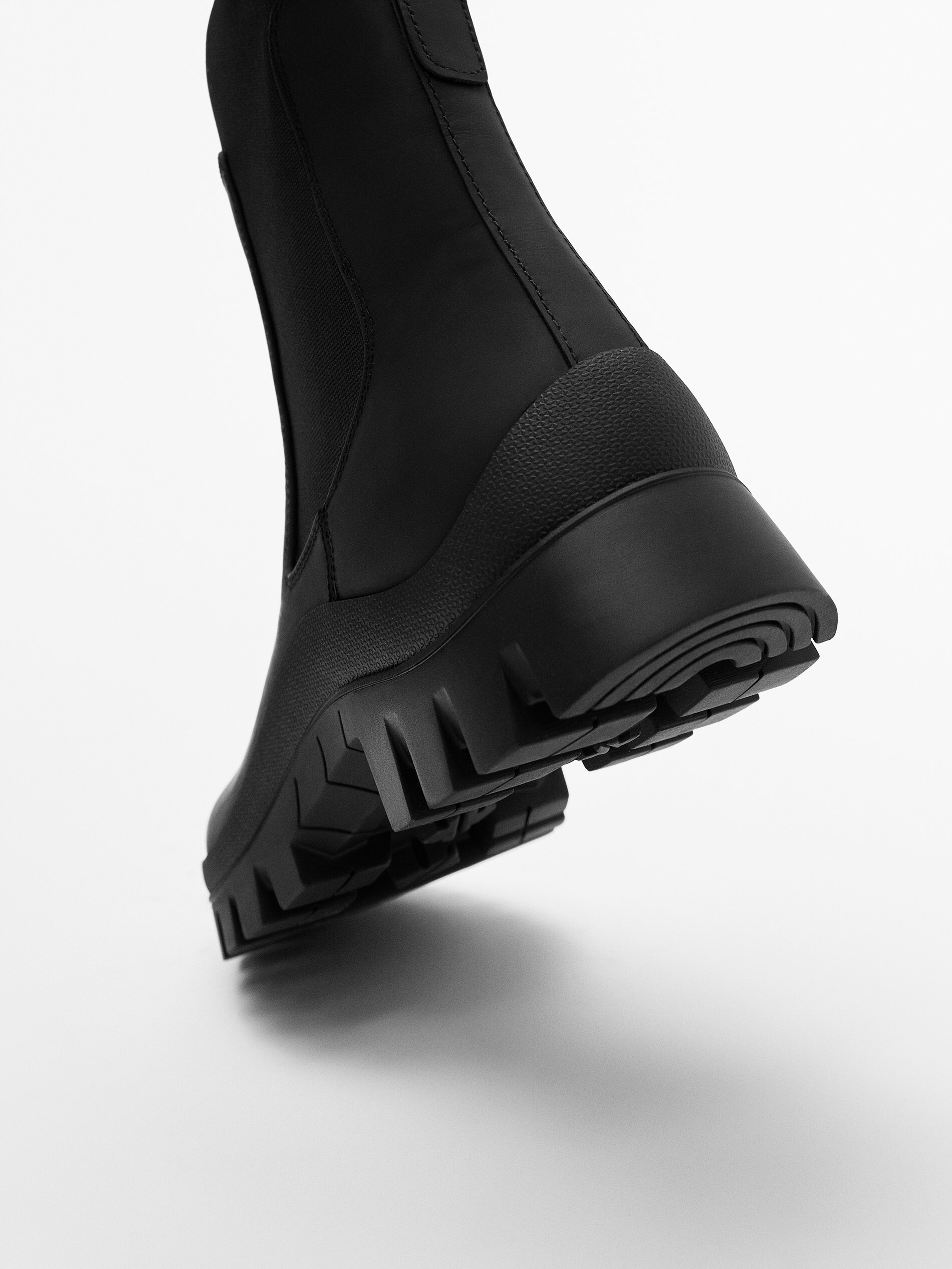 Leather Chelsea boots with Vibram 