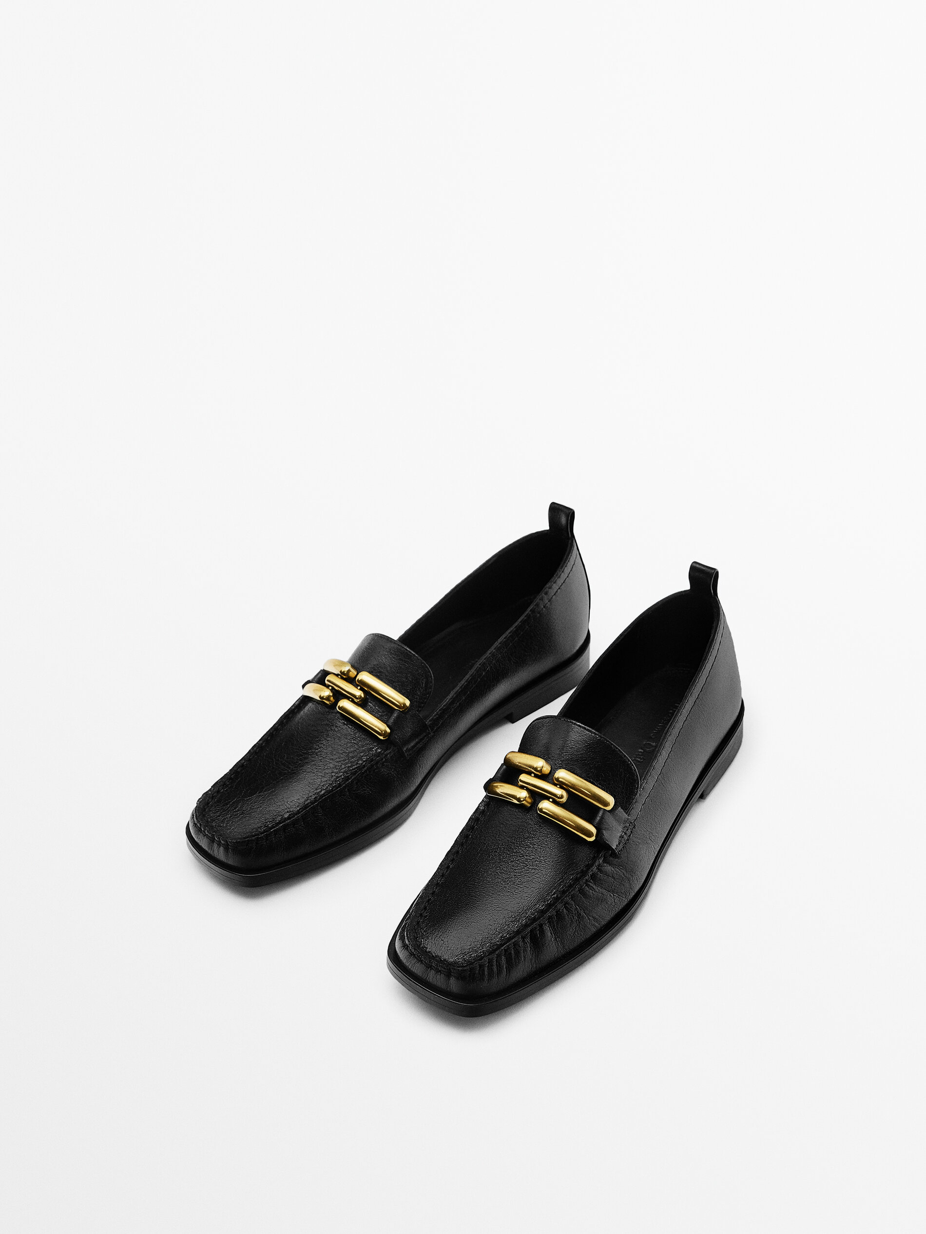 Crackled leather loafers with buckle 