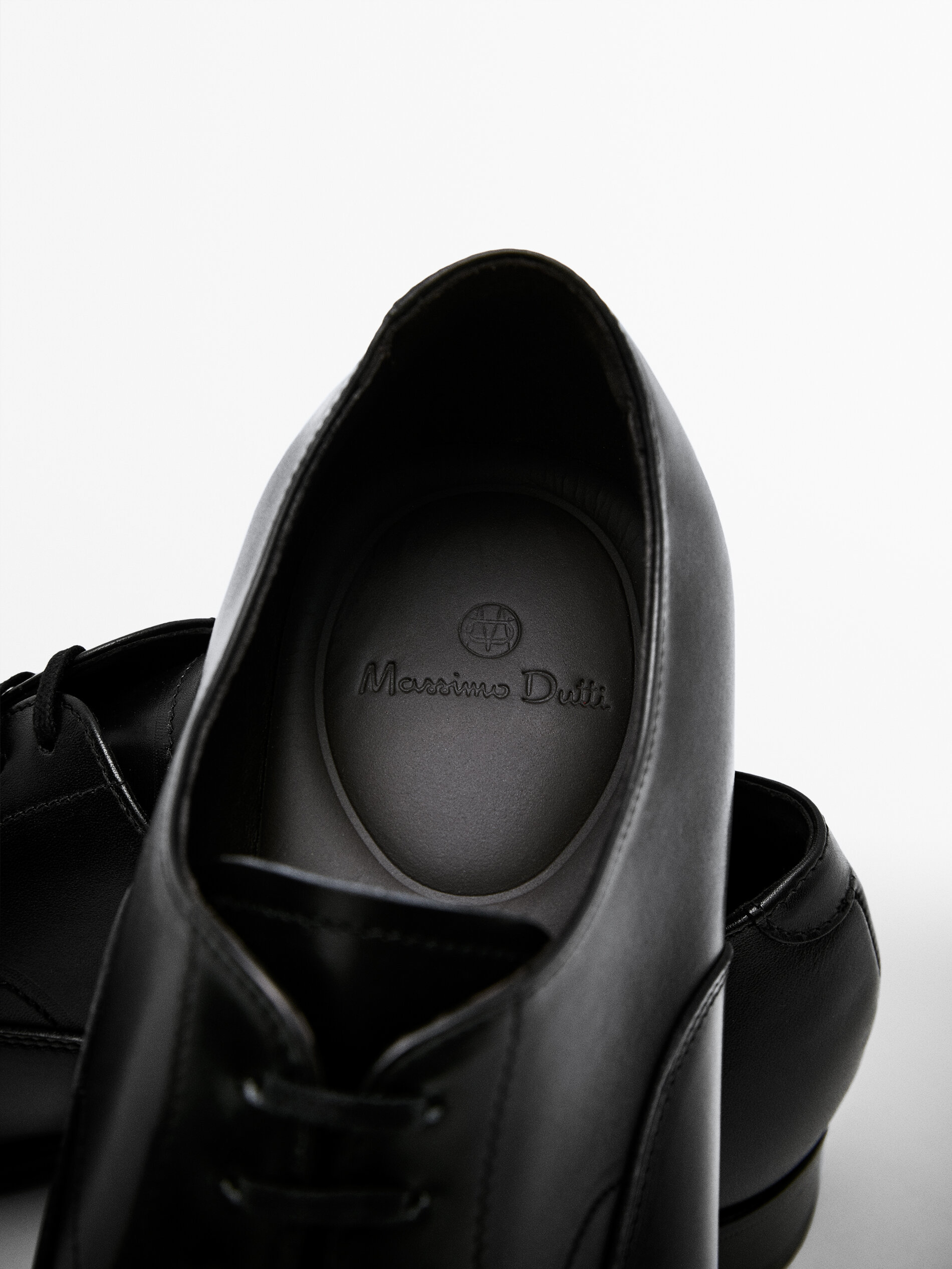 black trainers without laces