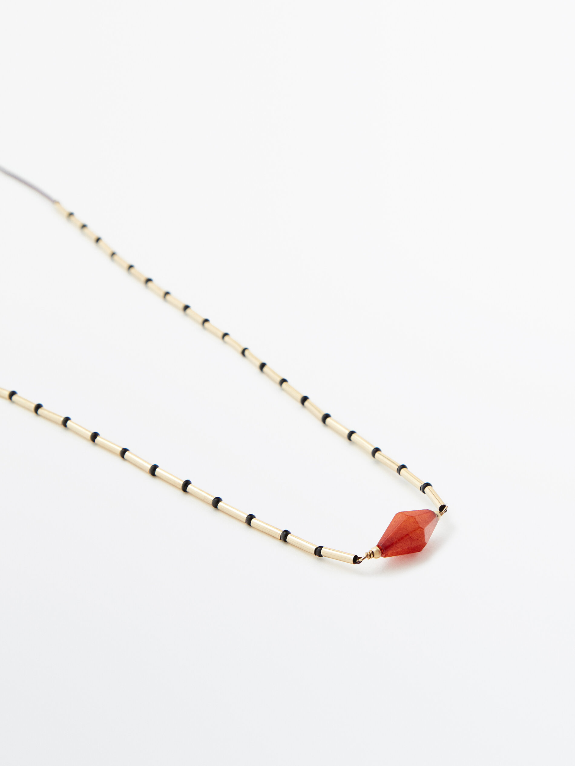 Short thread necklace with diamond 