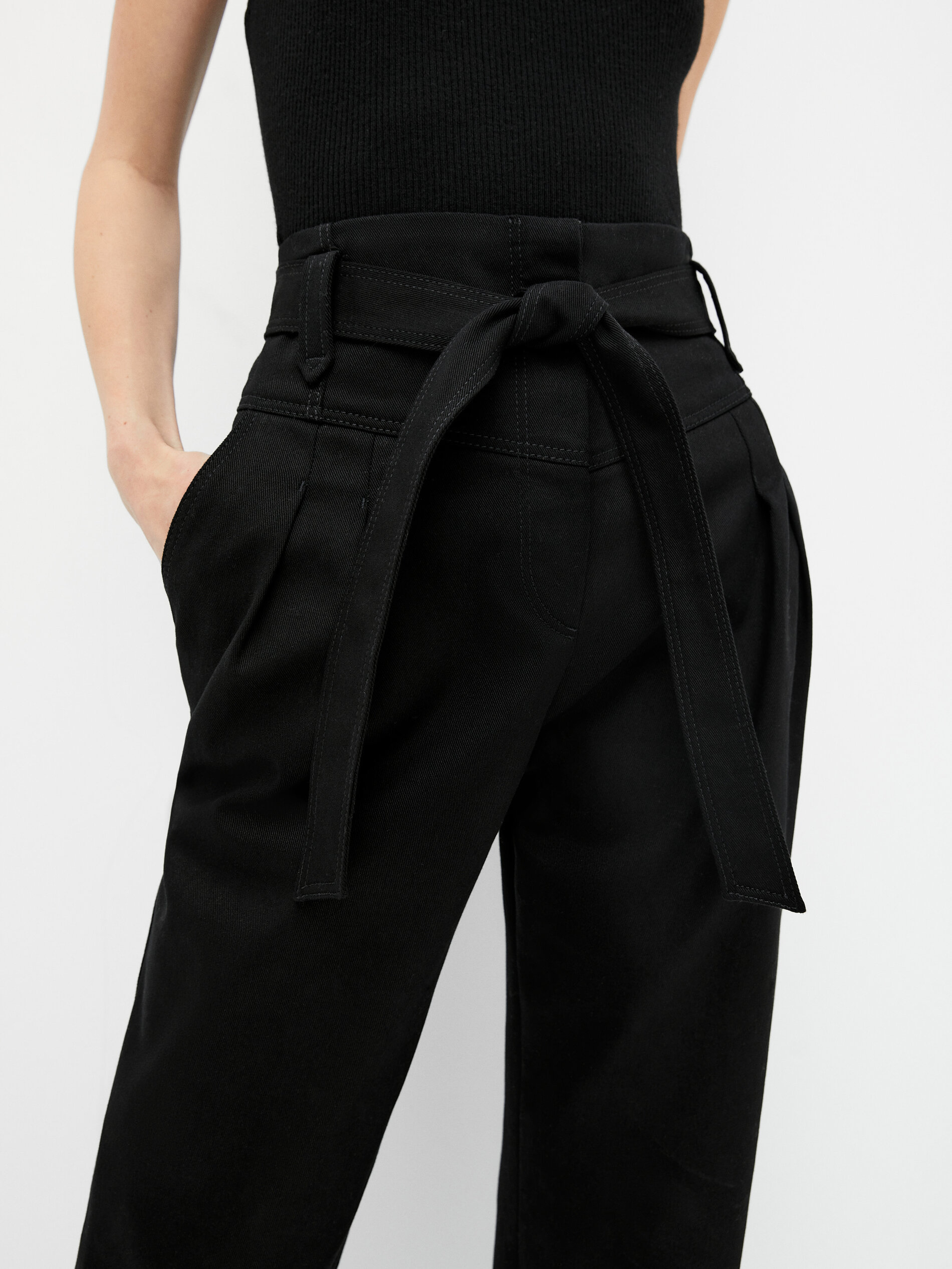 Παντελόνι με ραφή σε σχήμα V, πιέτες και ζώνη