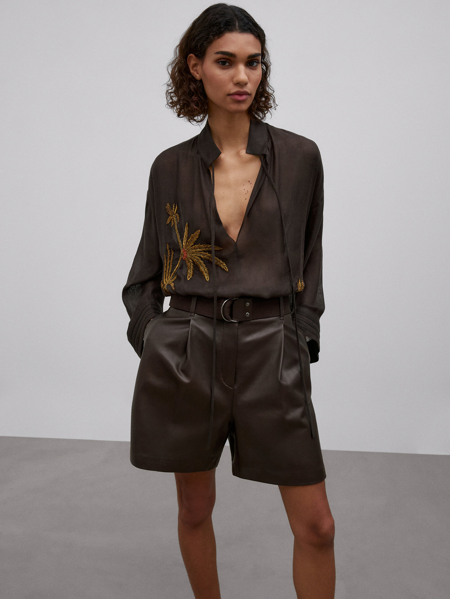 Linen shirt with embroidered palm tree 