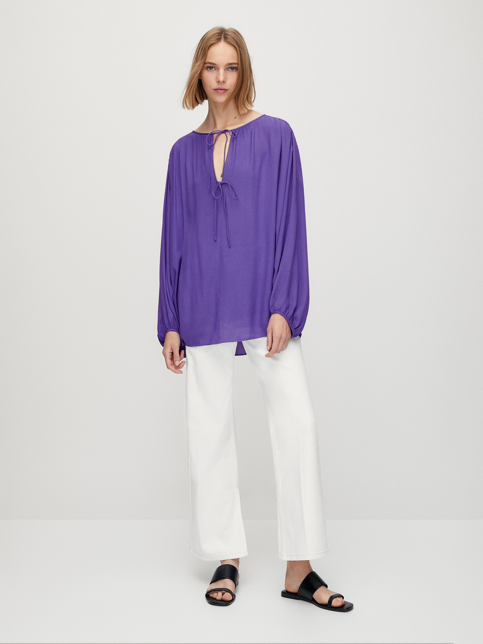 Flowing blouse with tie fastening 