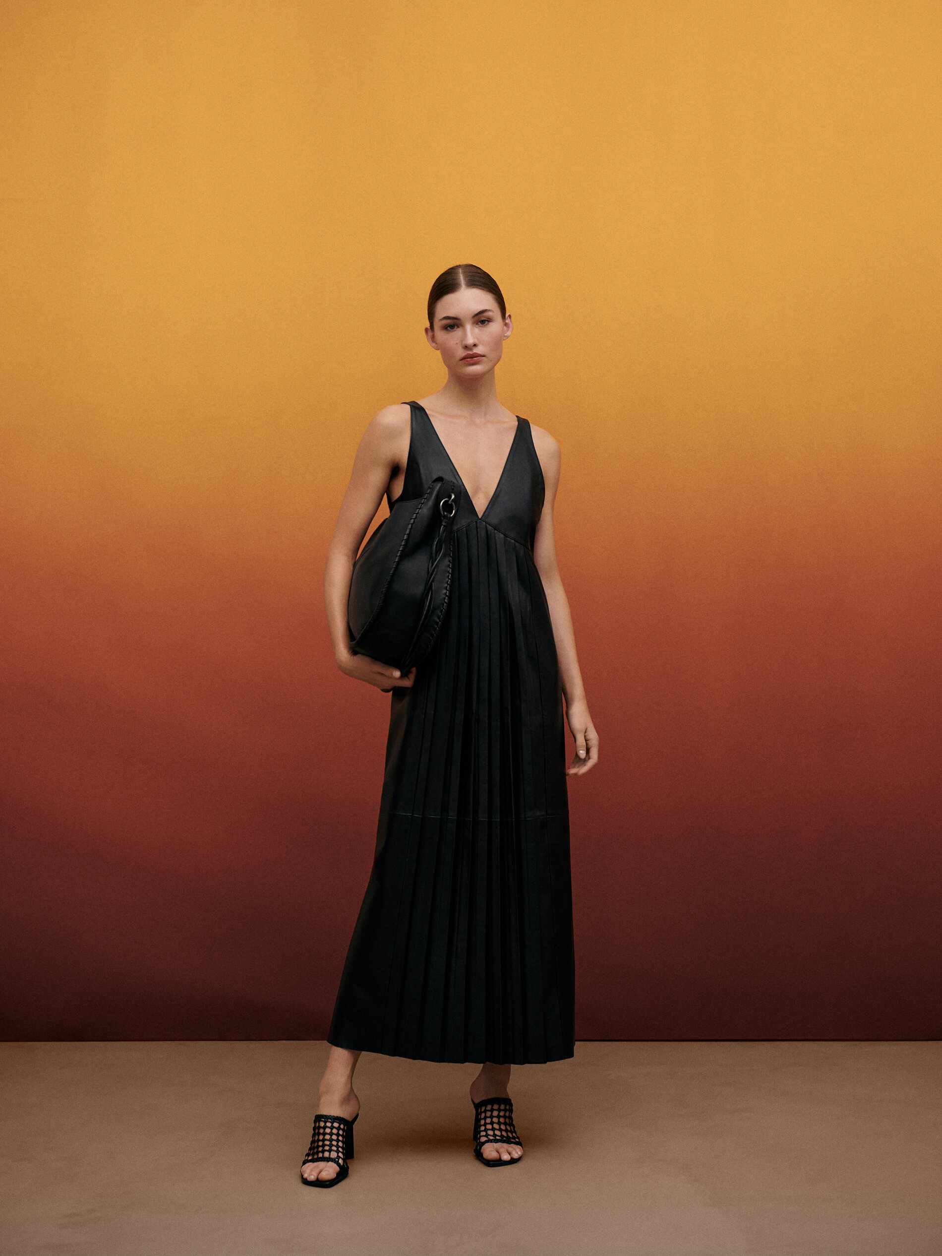 Vestido negro plisado piel Limited Edition - Massimo Dutti España