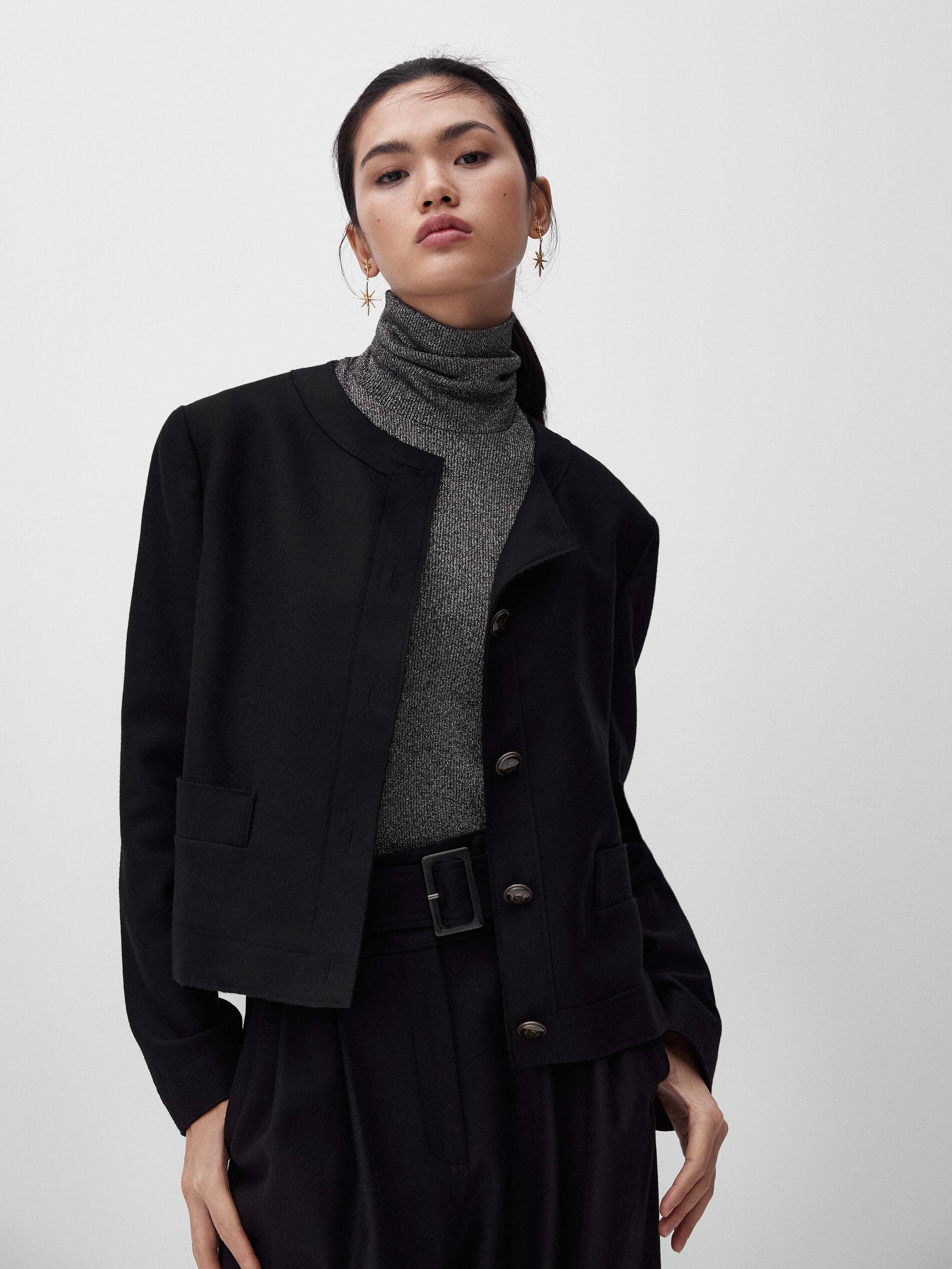 Kratka vunena jakna s kopčanjem sprijeda