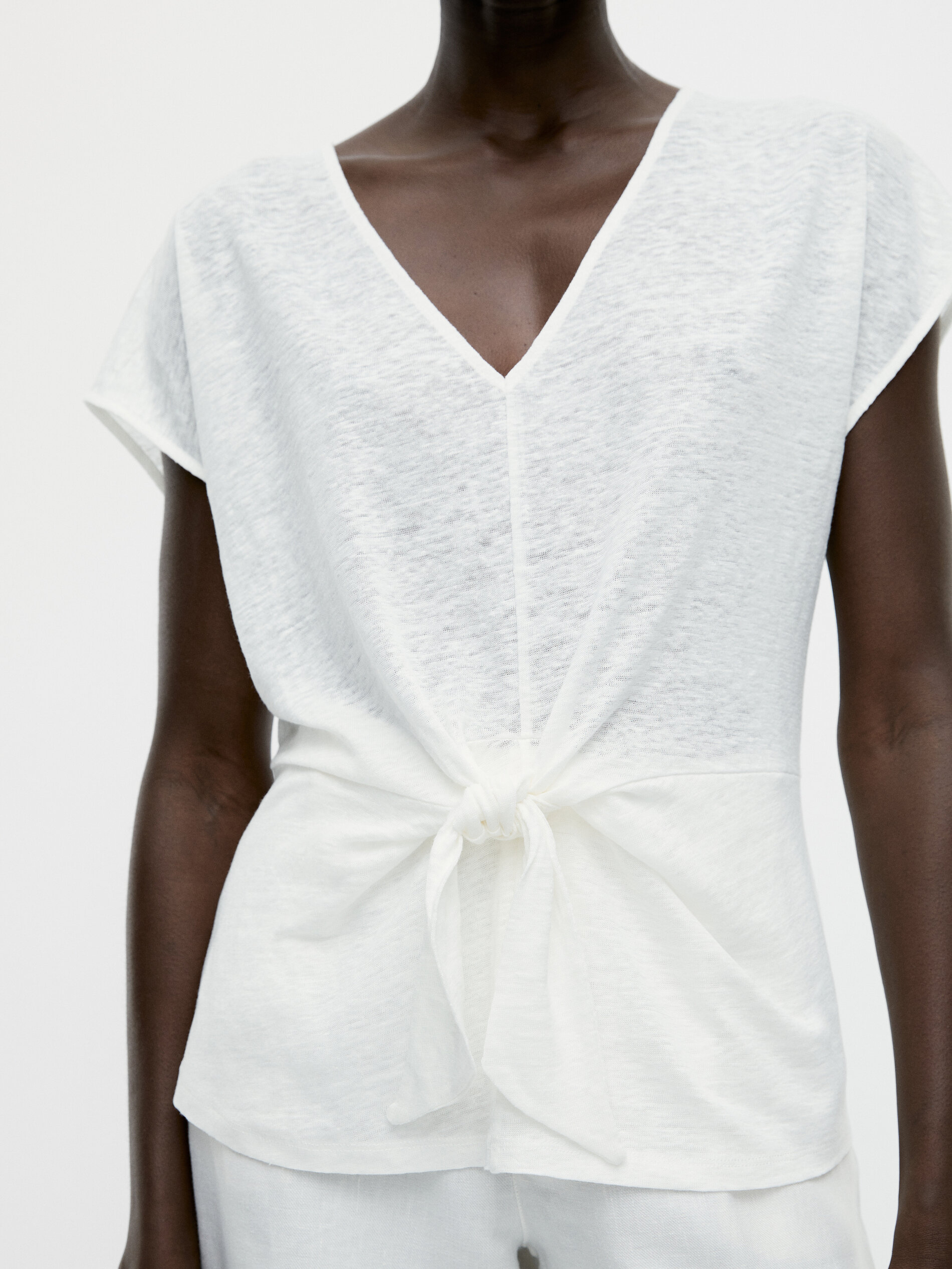 Linen T-shirt with a knotted detail 