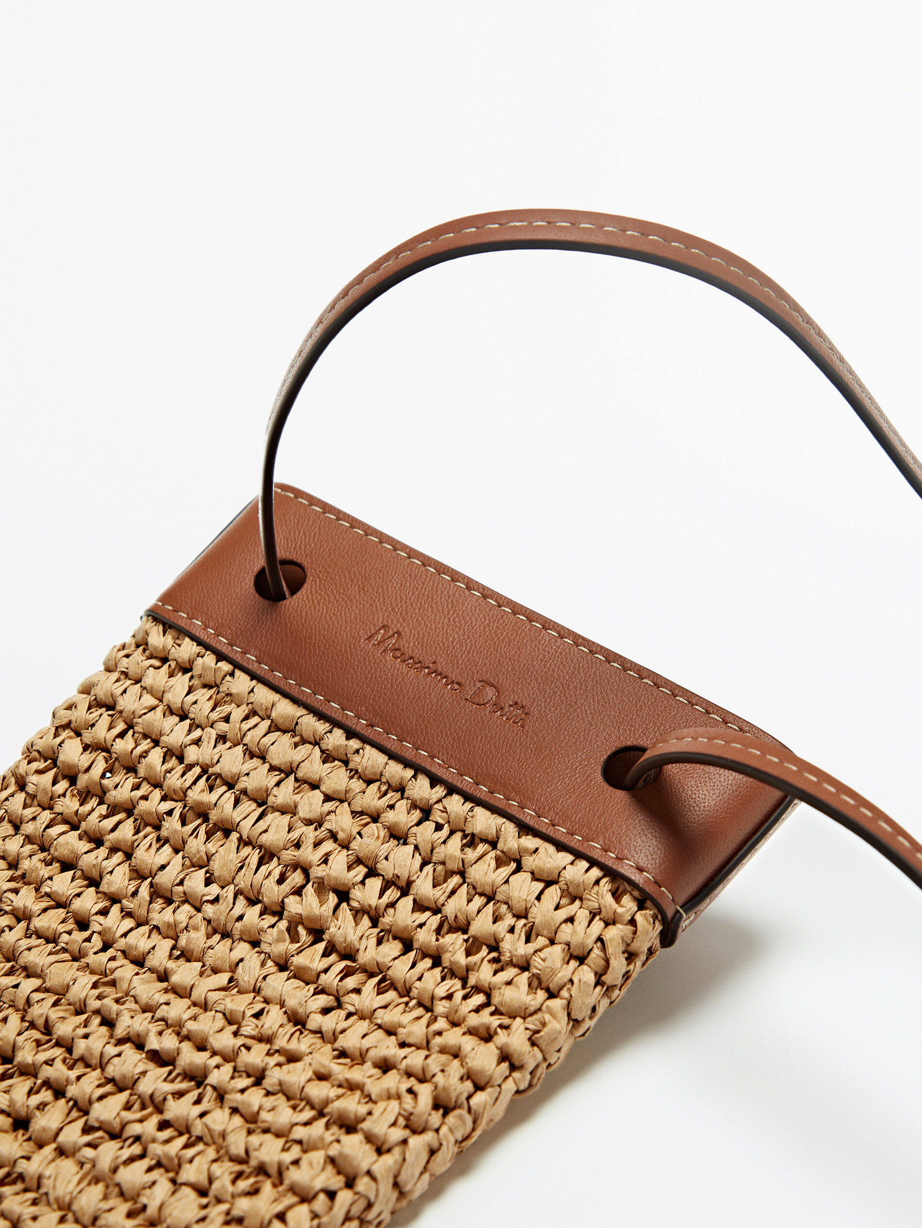 Funda de móvil rafia con asa de piel - Massimo Dutti España