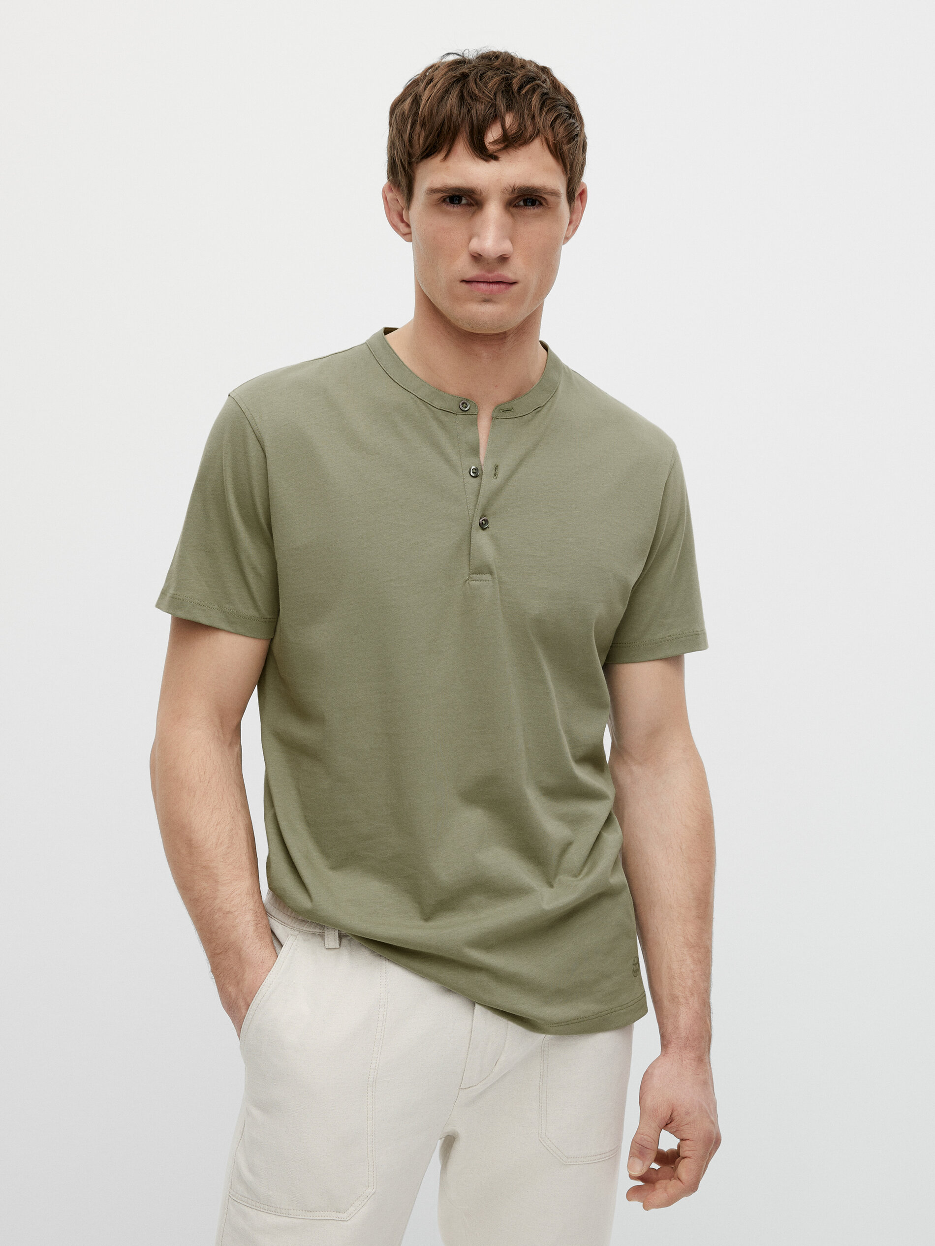 Short sleeve henley collar T-shirt 