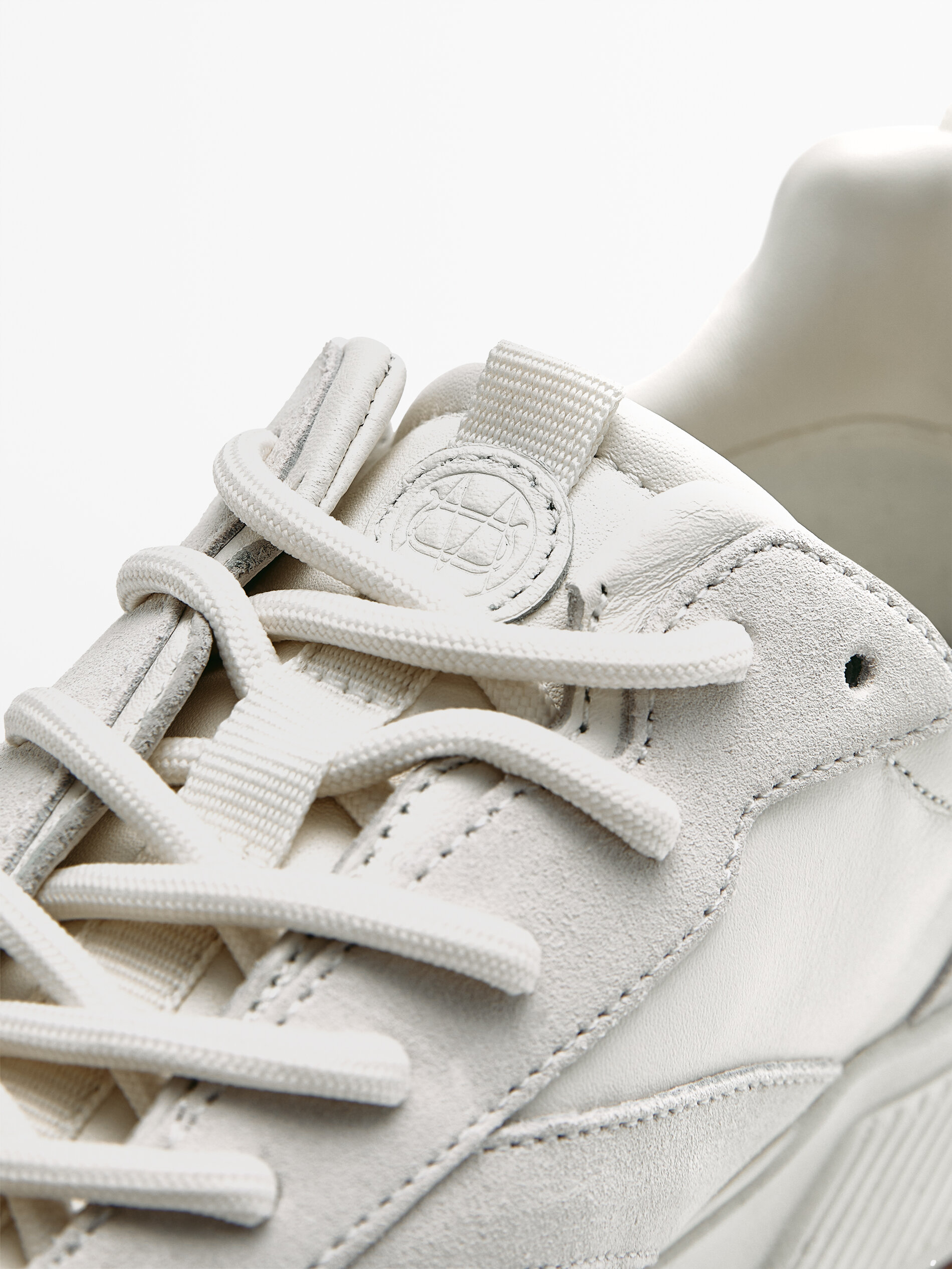 SNEAKERS IN PELLE CON ELEMENTI BIANCHI - Massimo Dutti Italia