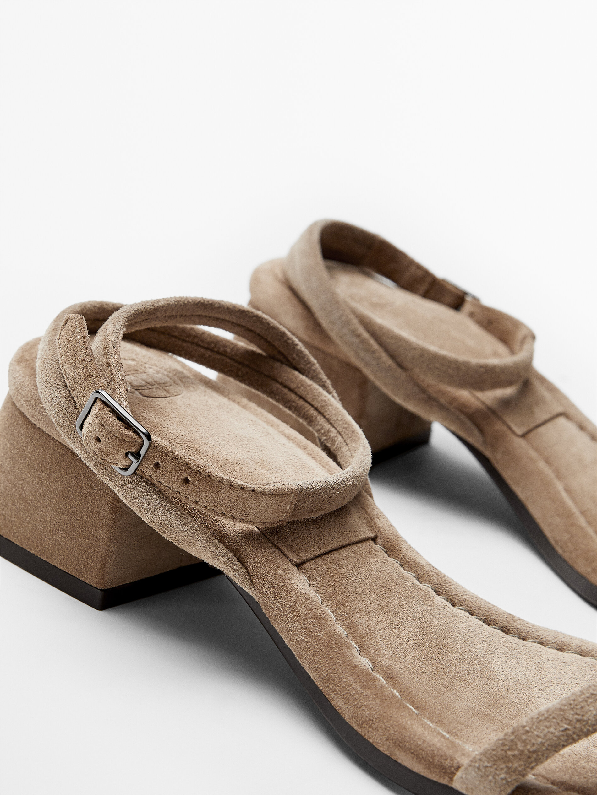 Sandali con tacco in pelle scamosciata color sabbia - Massimo Dutti Italia