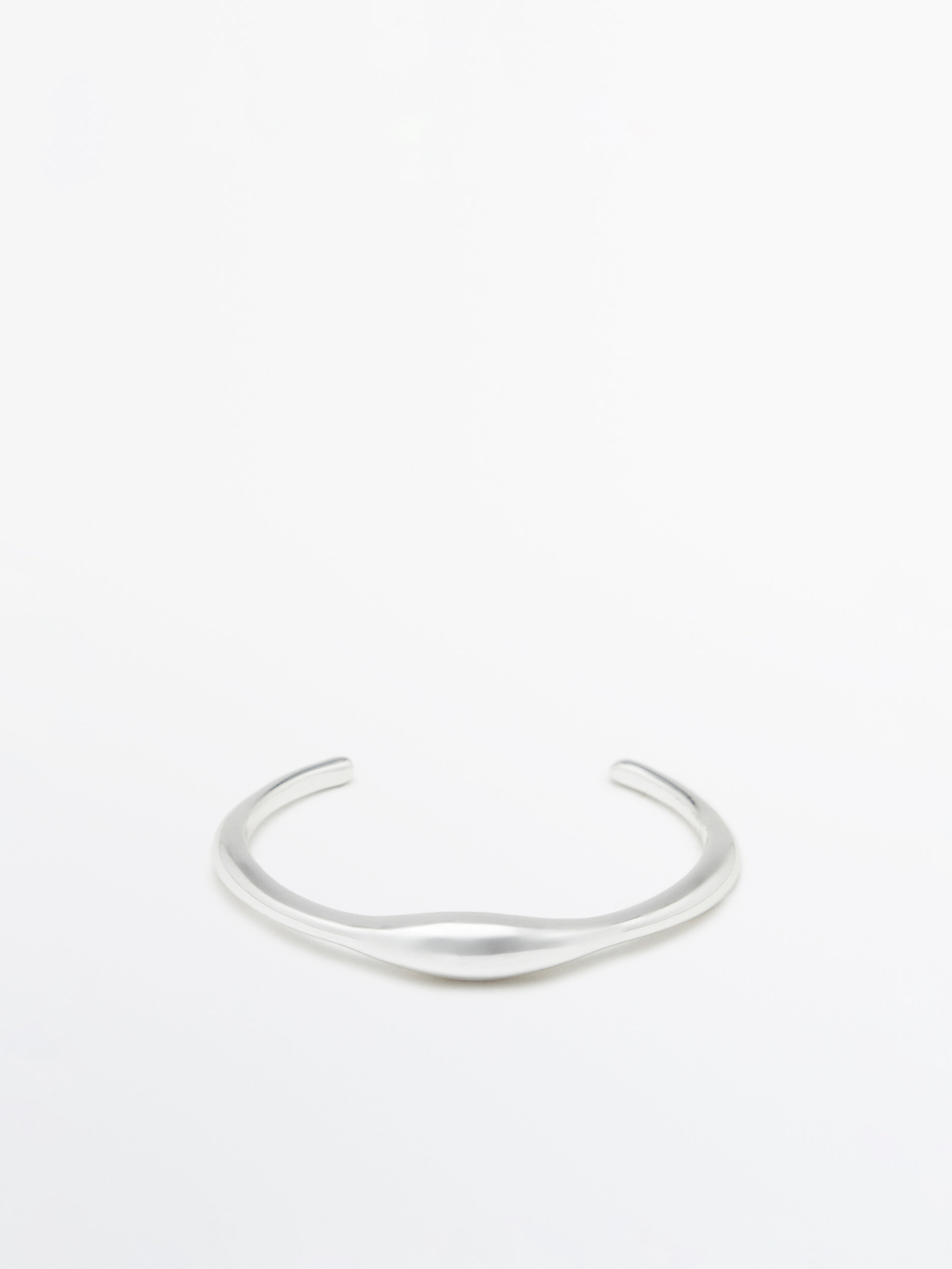 Open rigid bracelet