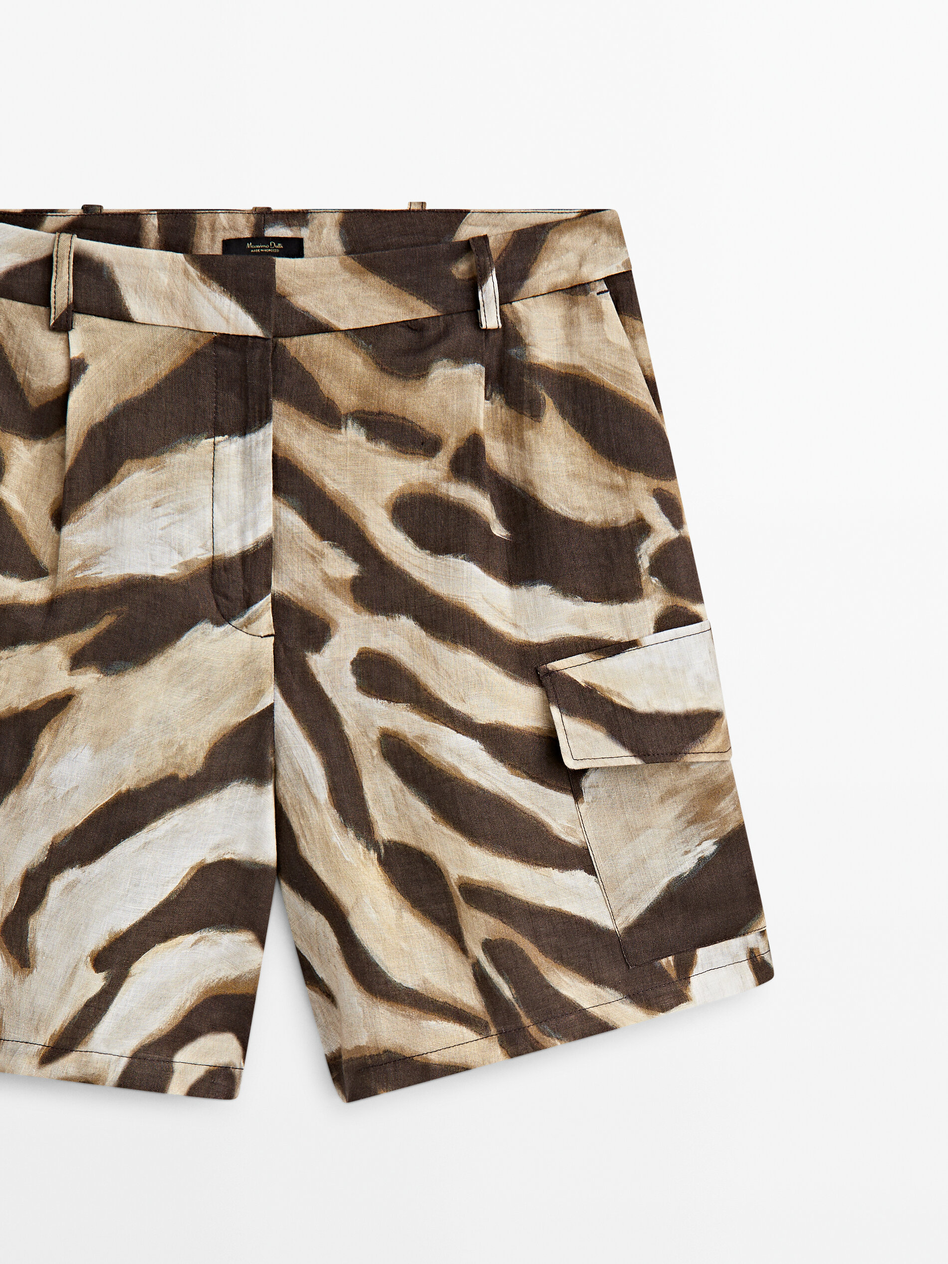 Linen cargo Bermuda shorts with animal print