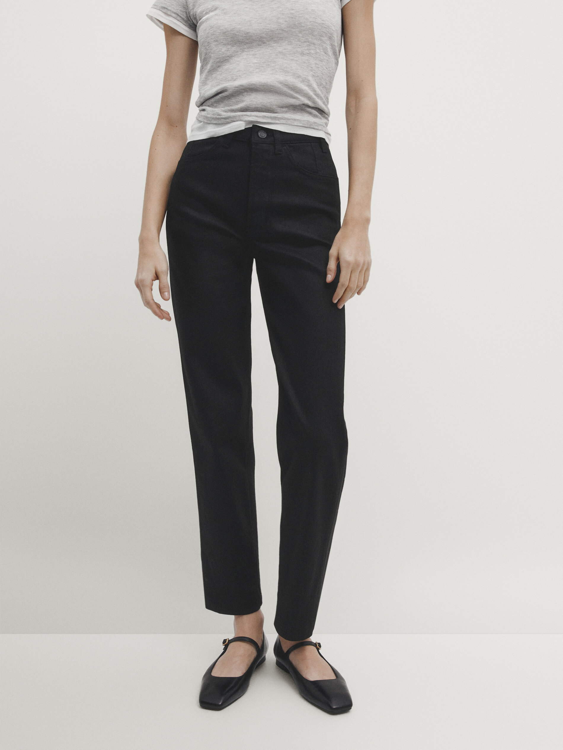 Jean tiro alto lateral satinado cigarette fit Negro Pantal n