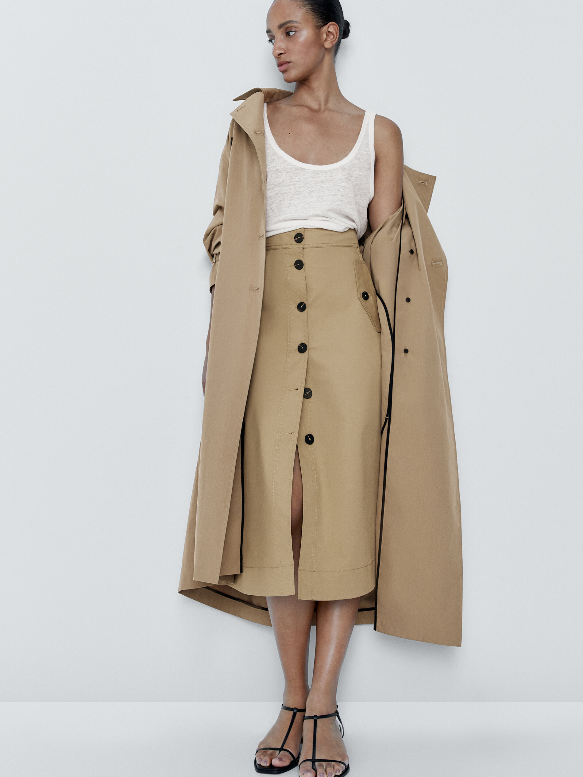 Midi skirt with contrast buttons