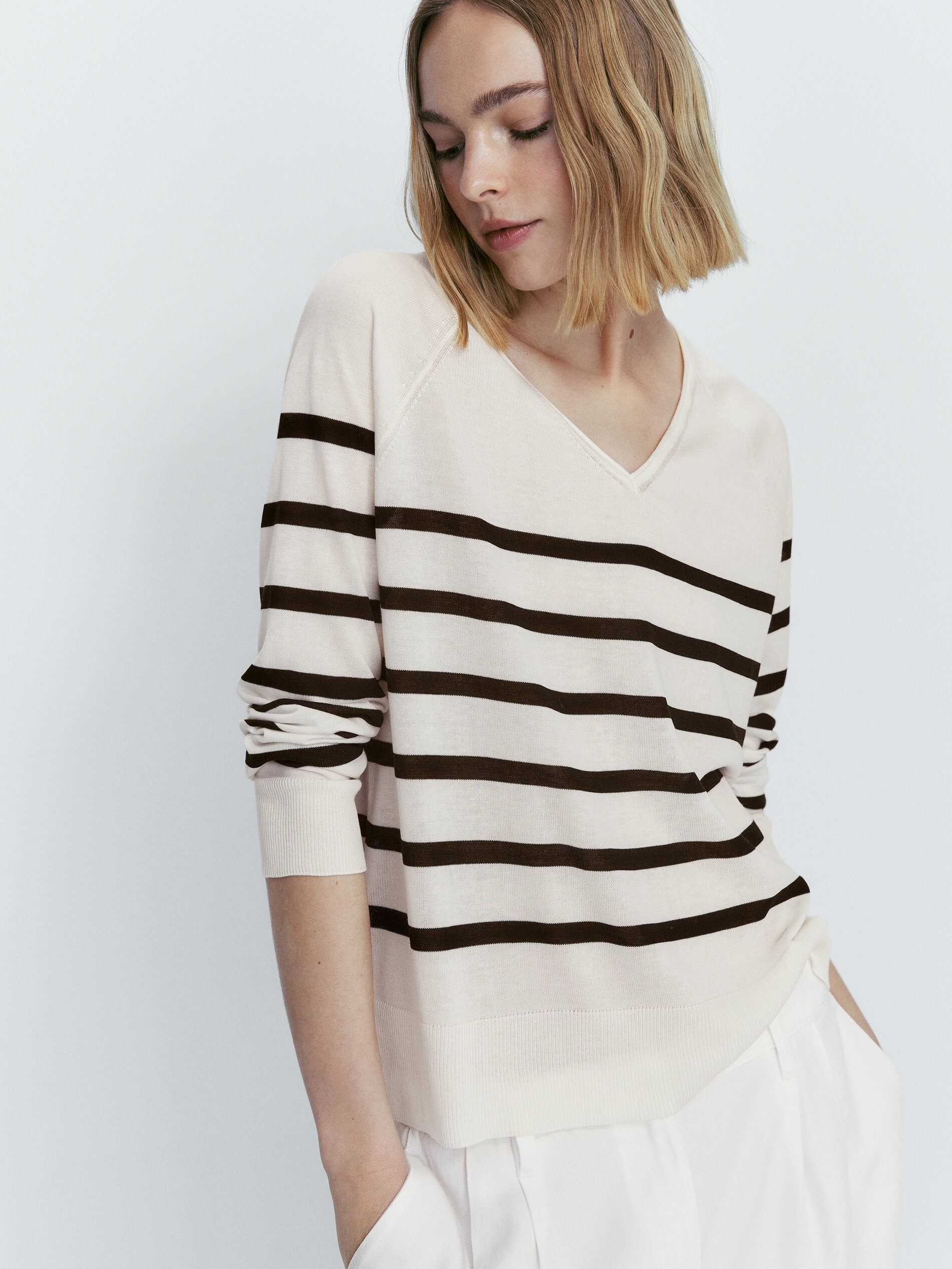 V neck extra fine knit sweater Cream Black Apple Green Fire