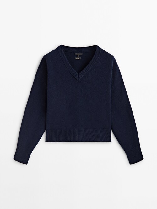 Pullover aus Wollmischgewebe mit V-Ausschnitt · Marineblau, Gebrochen  Weiss, Limettengrün · Pullover Und Cardigans | Massimo Dutti