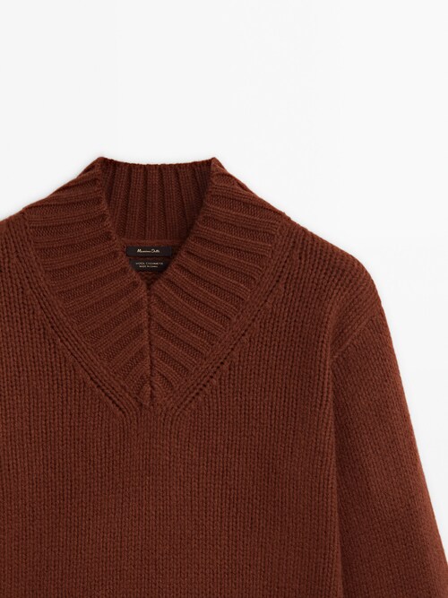 Terminal Sudan bagværk Sweater i uld- og kashmirblanding med høj hals med V-udskæring - Massimo  Dutti