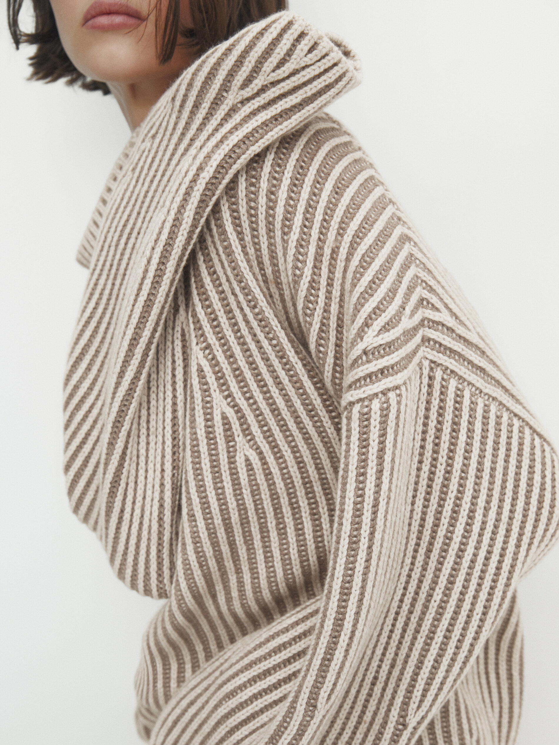 High neck knit sweater with contrast thread · Mole Brown