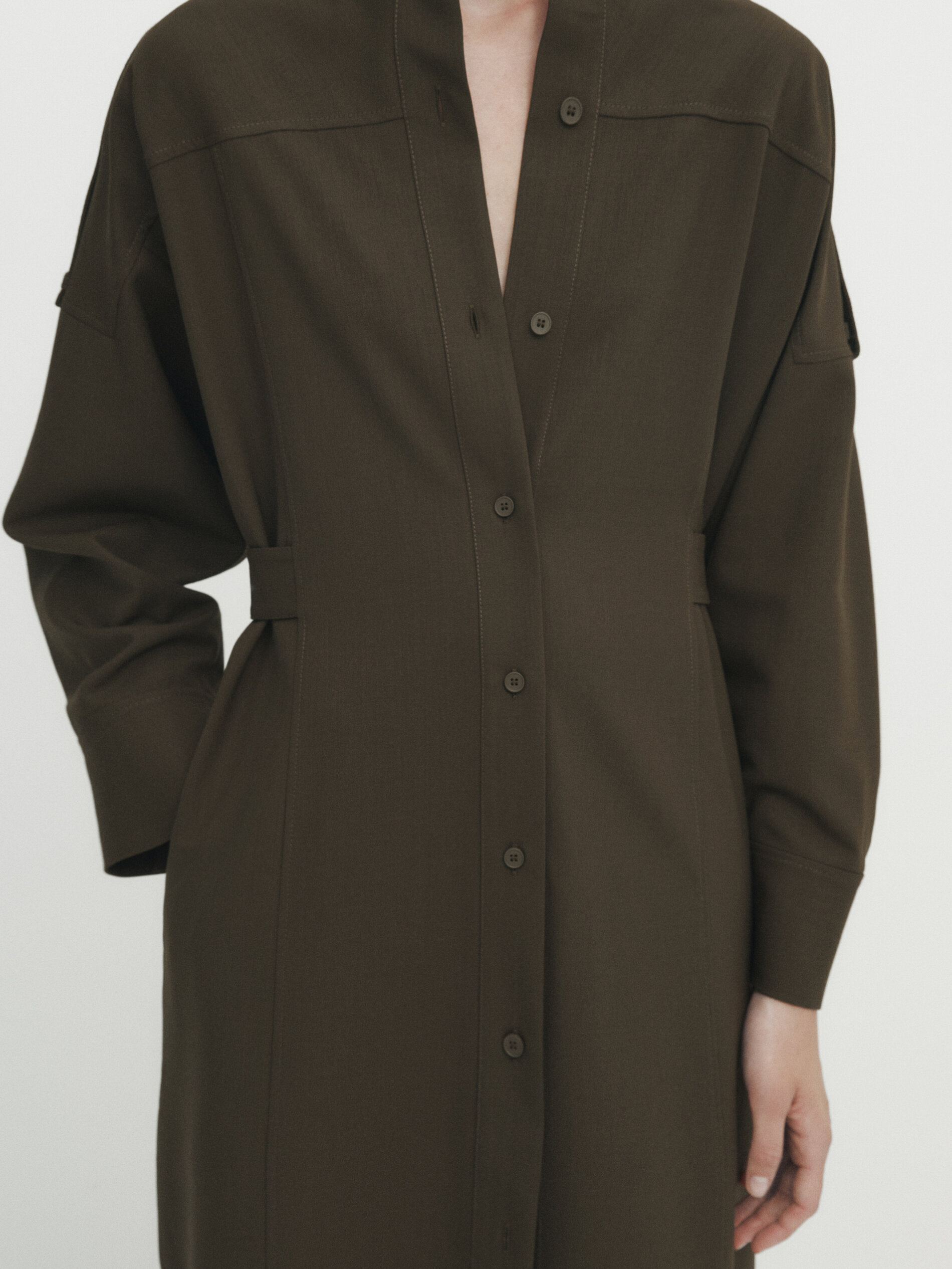 Vestido camiseiro detalle ombros Caqui Vestir vestidos E