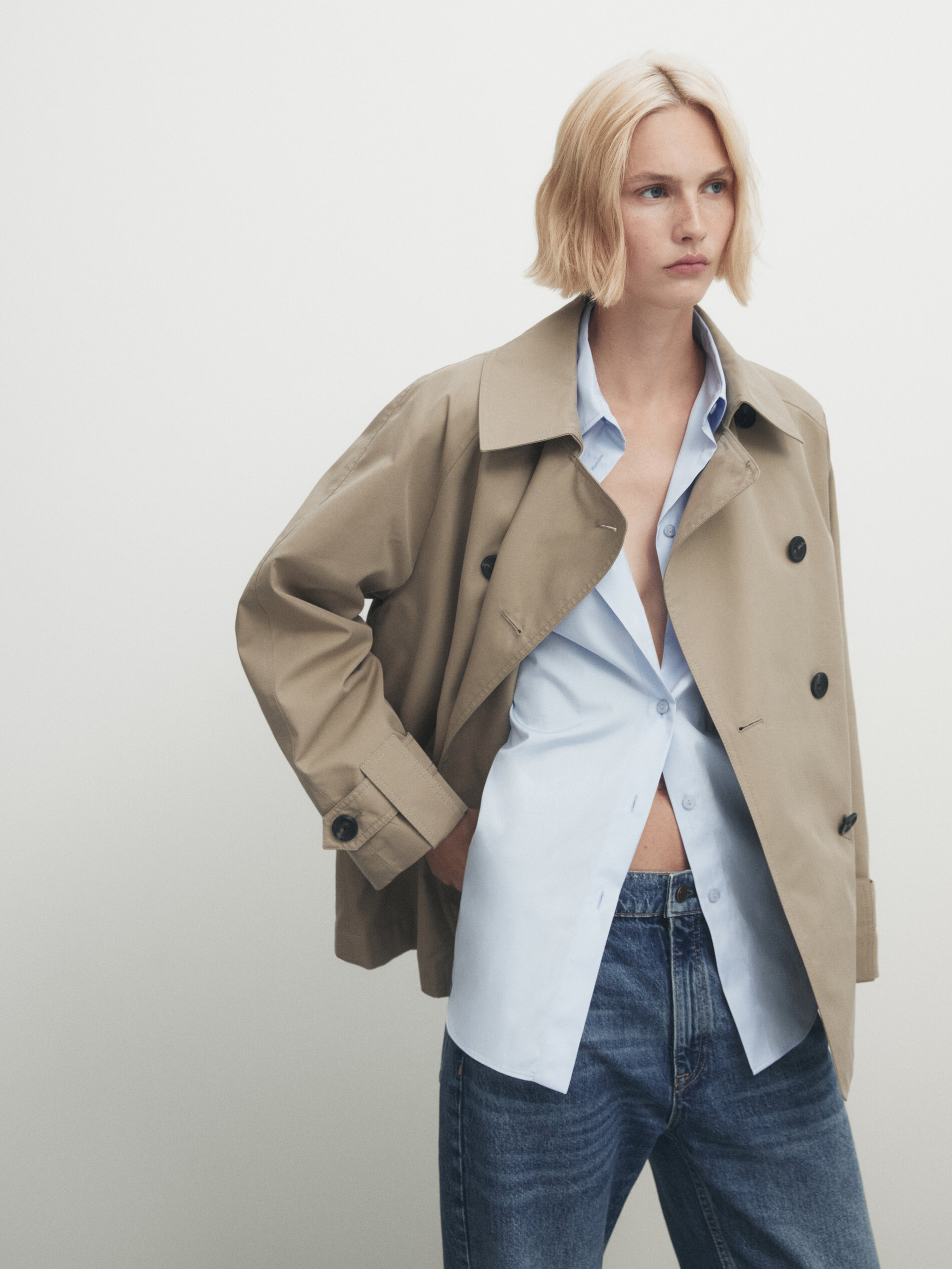 Short trench coat with back pleat