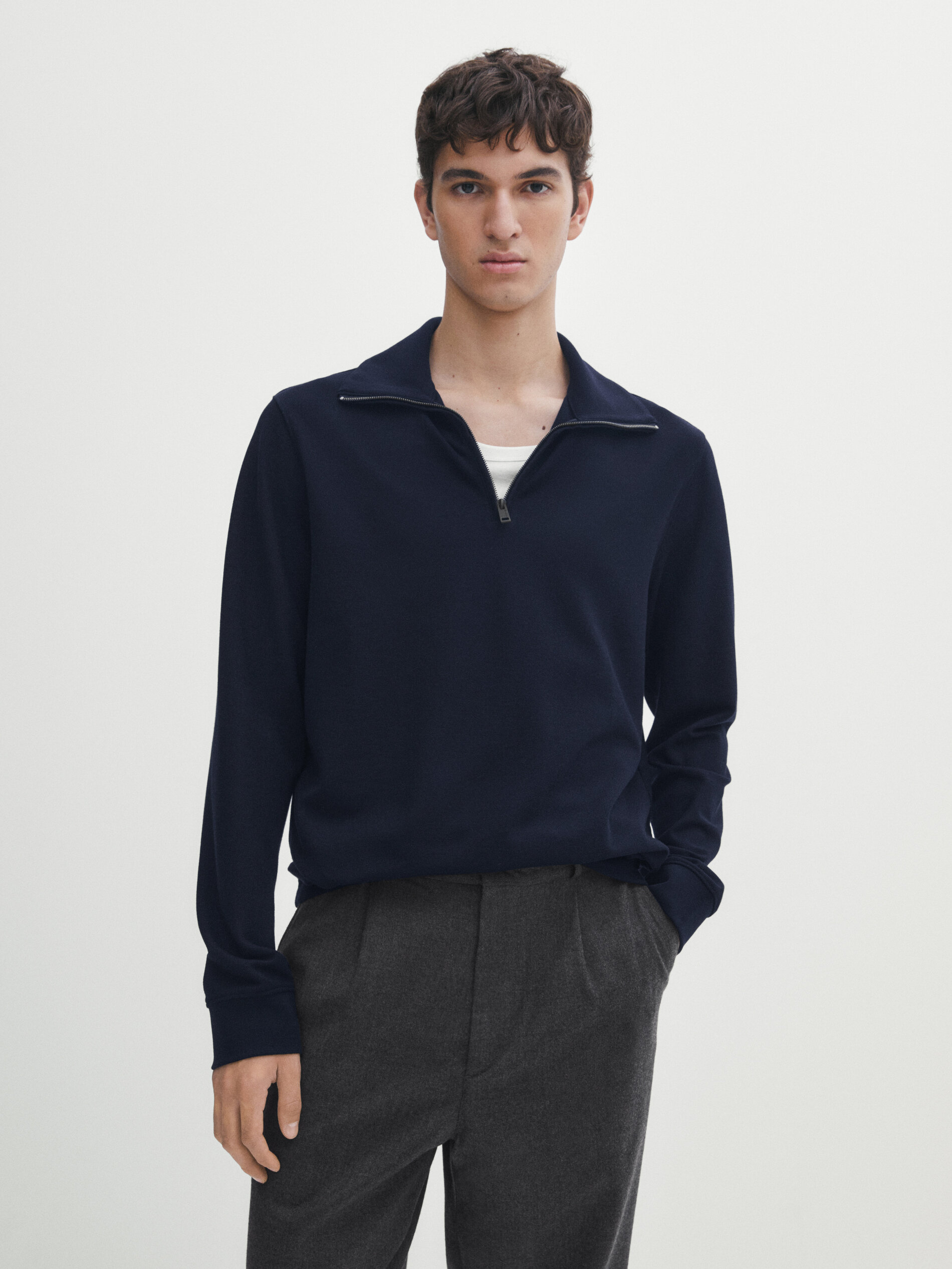Sweatshirt with outlet polo collar