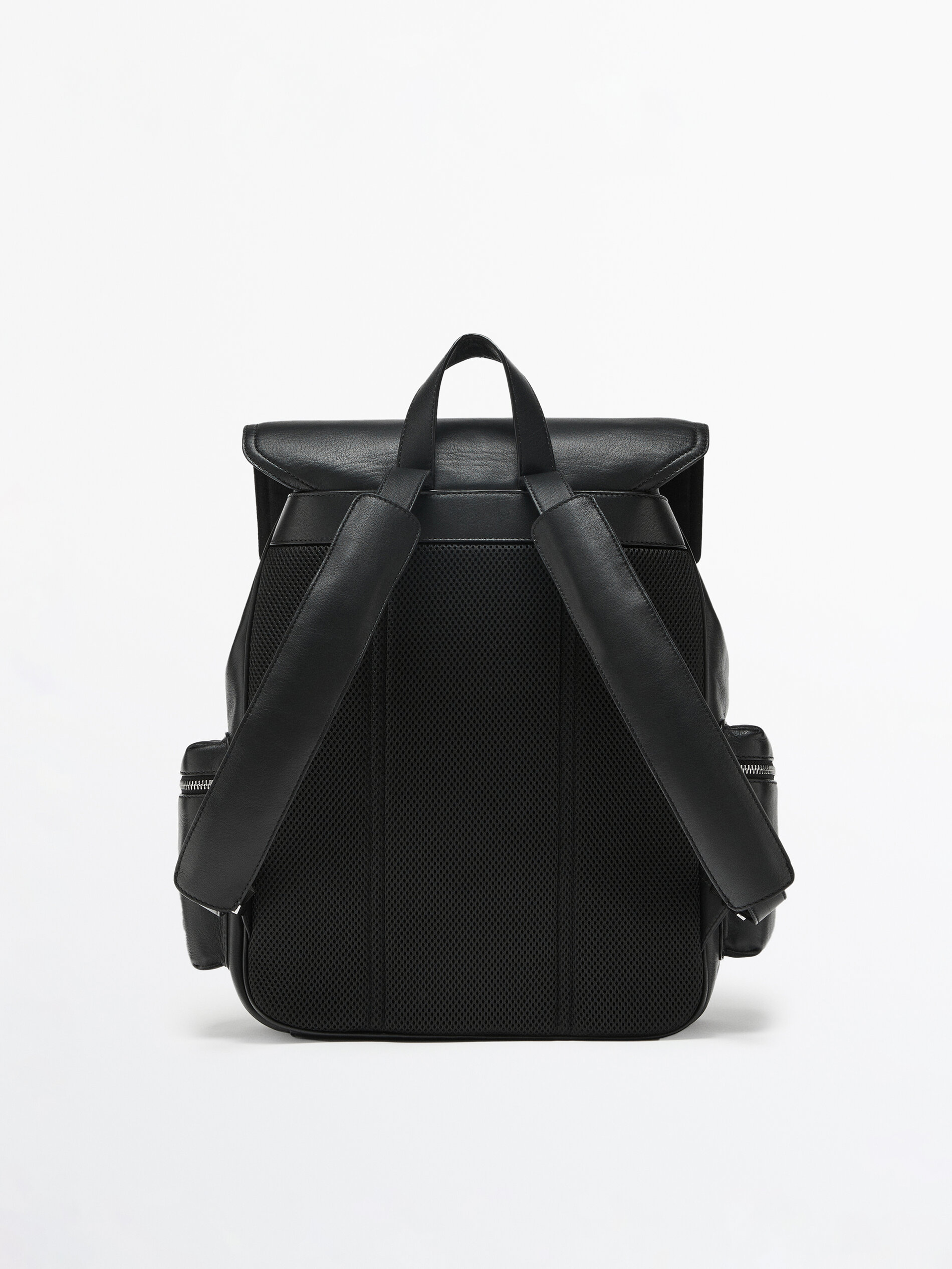 Mochila negra piel solapa bolsillos
