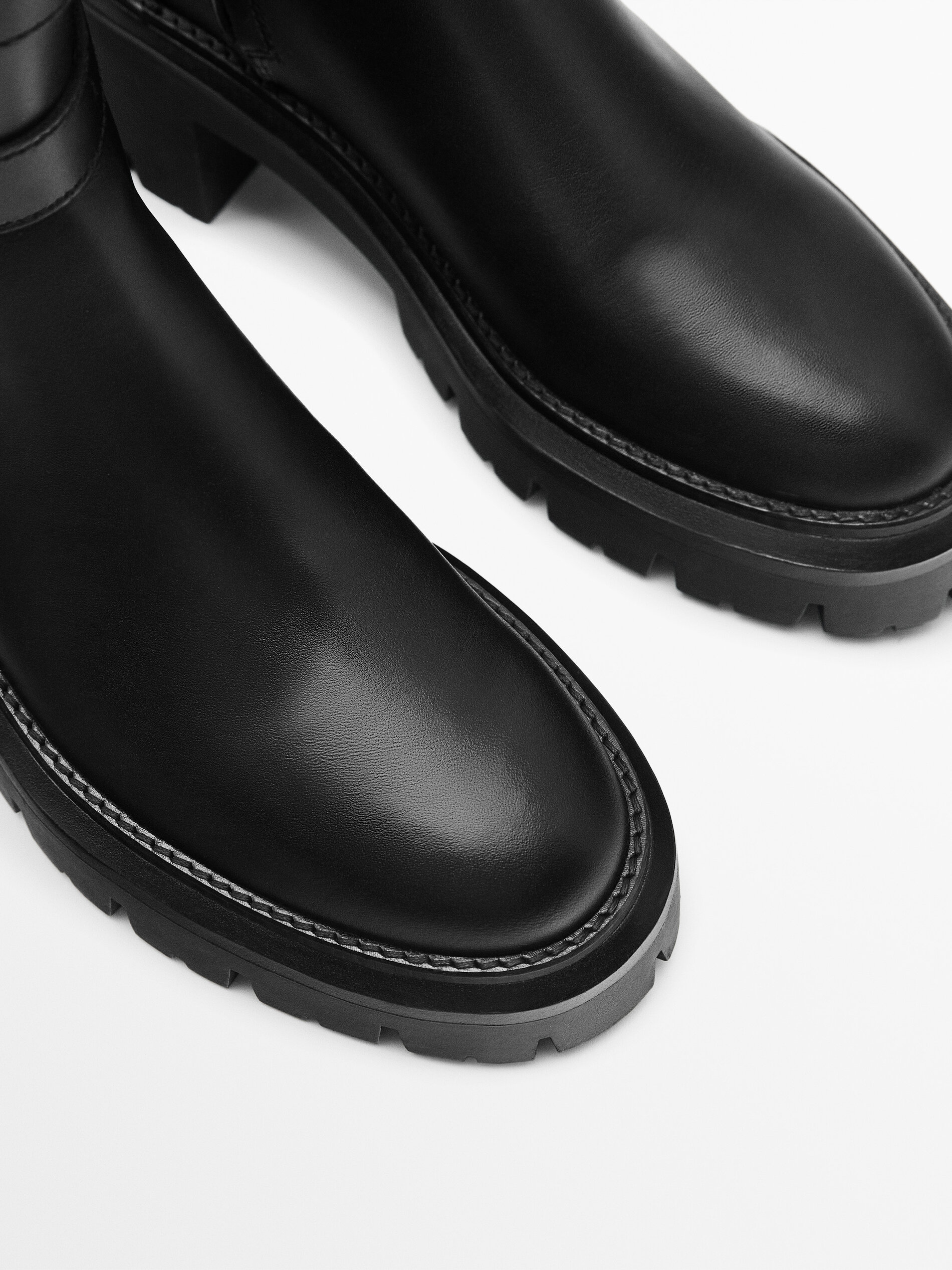 Short black boots deals with buckles