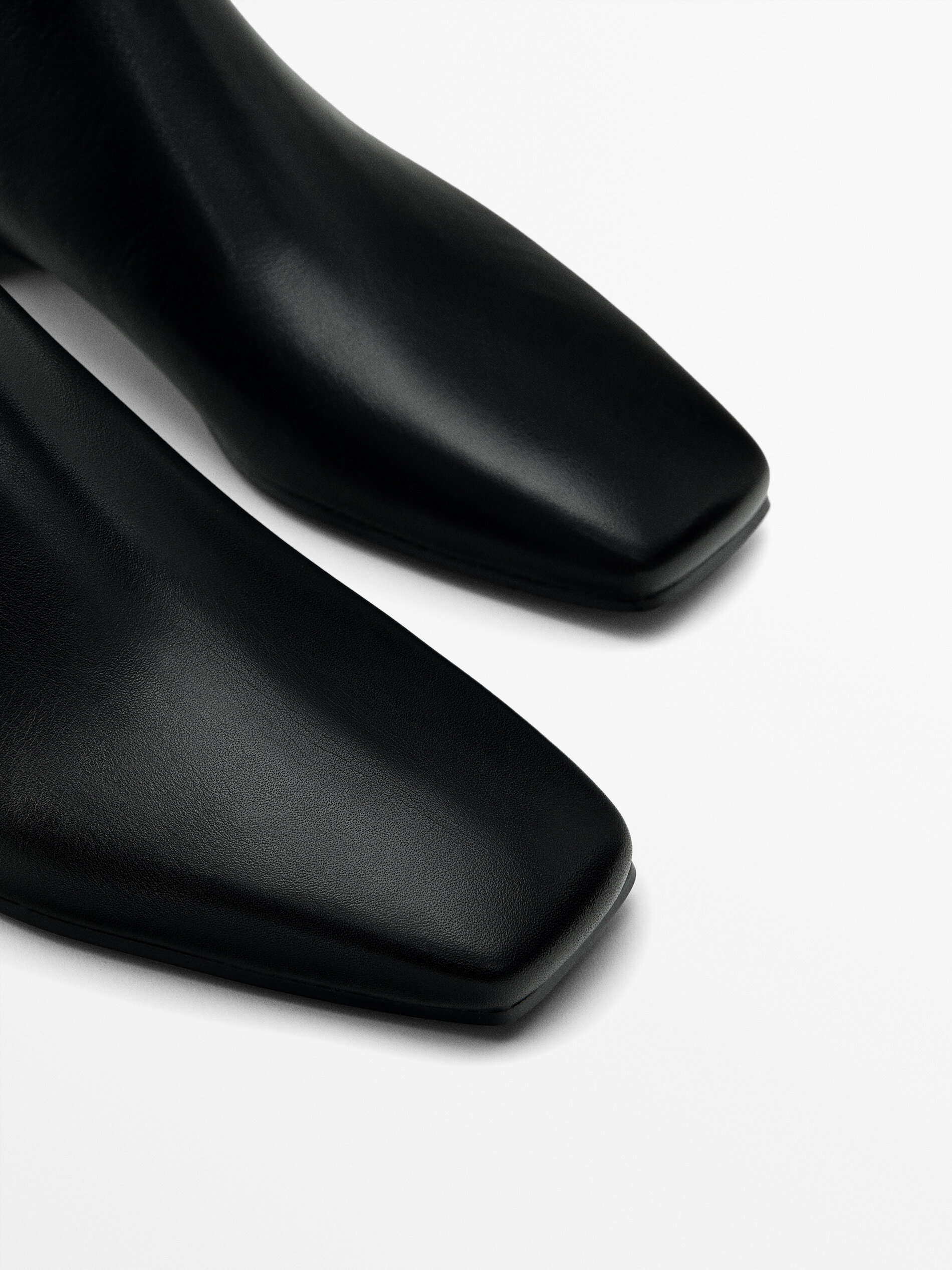Square toe clearance flat ankle boots