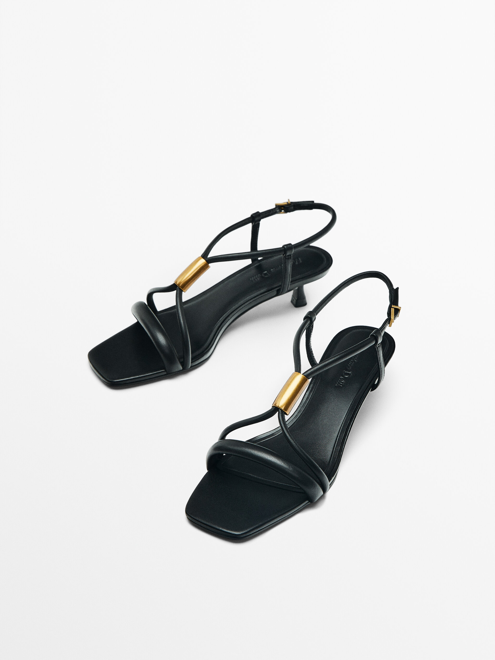 High heel sandals with metal piece