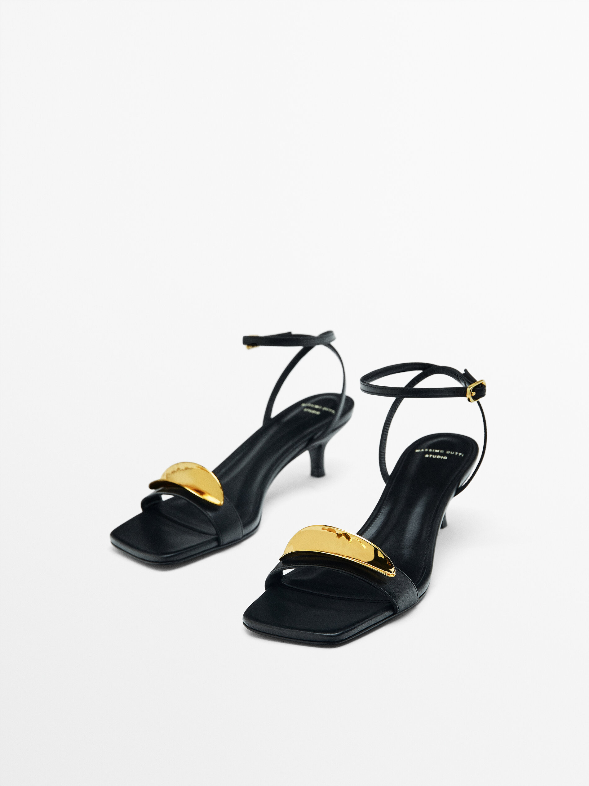 Patent leather sandals with straps top