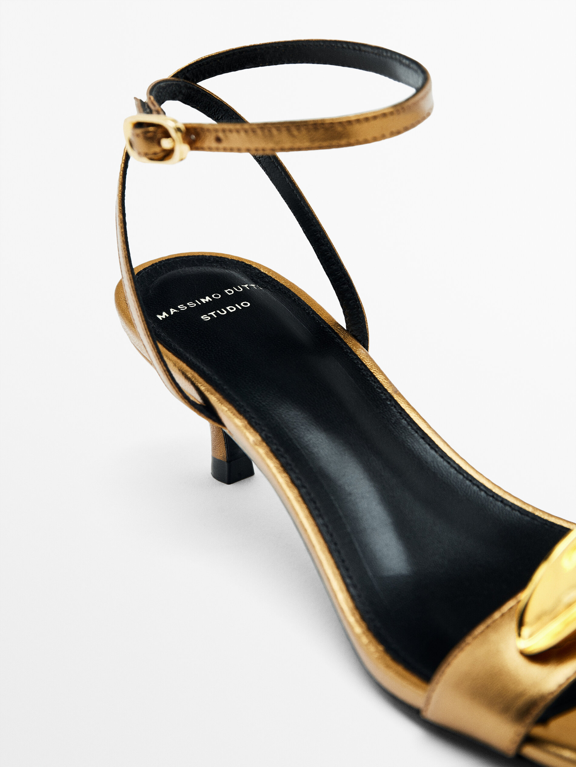 Sandalia piel aplique met lico Dorado Sandalias Con Tacon