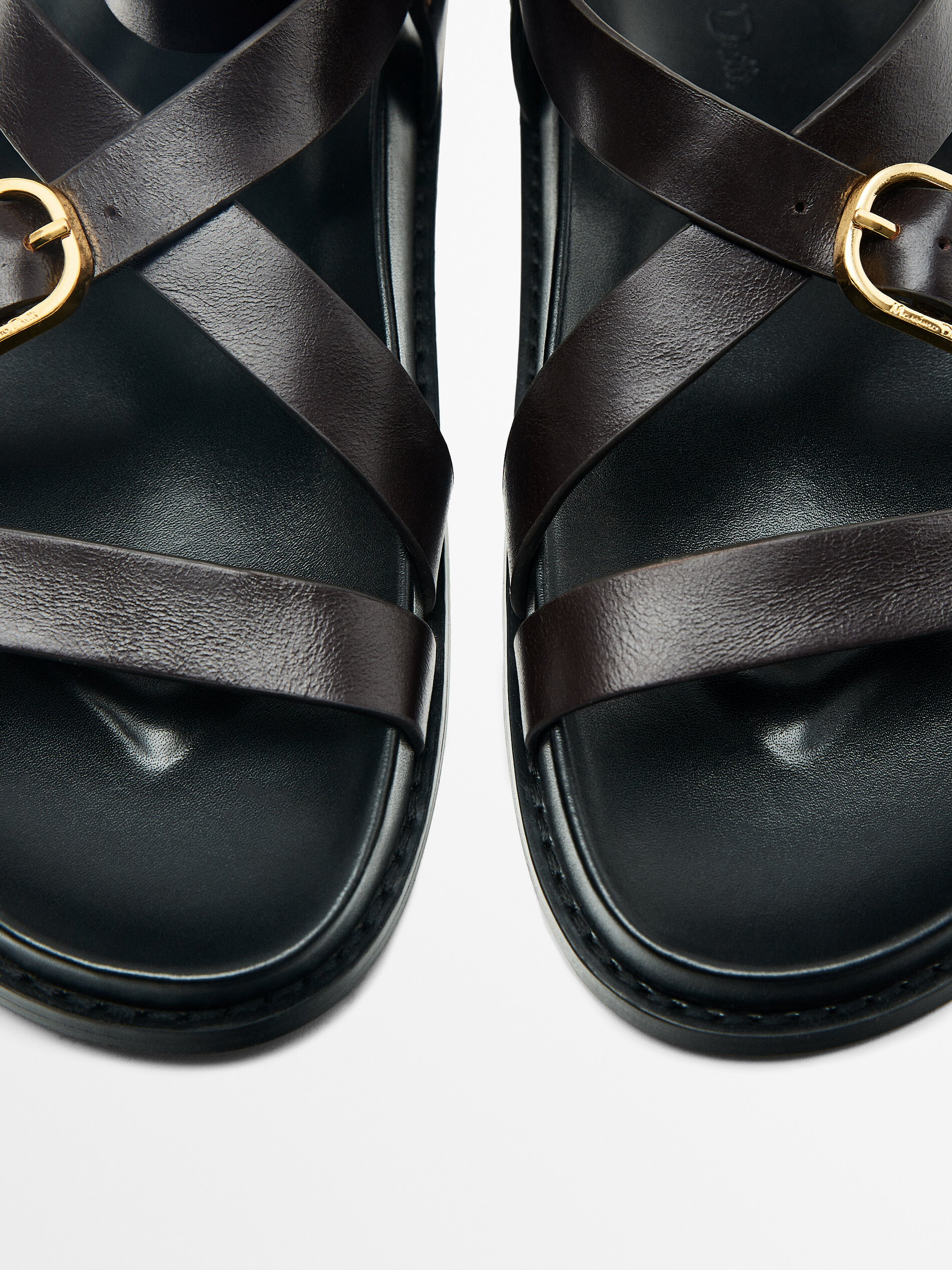 Flat strappy sandals with buckle