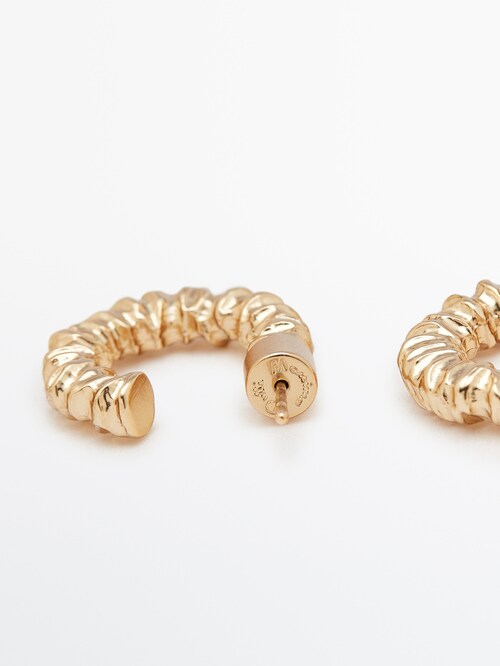Noord Amerika voetstuk Acteur Small textured gold-plated hoop earrings - Massimo Dutti TAIWAN, CHINA /  中国台湾